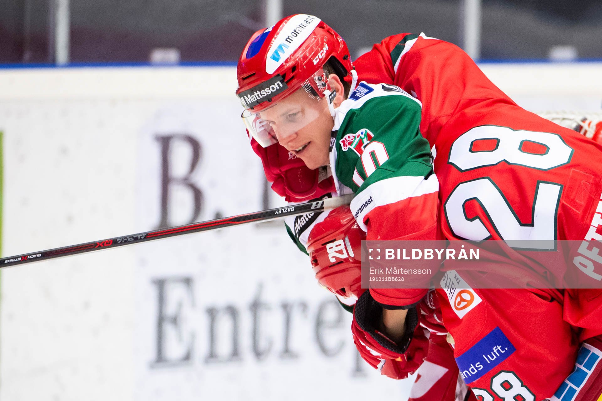 Moras Dustin Gazley brottas med Modos Linus Pettersson