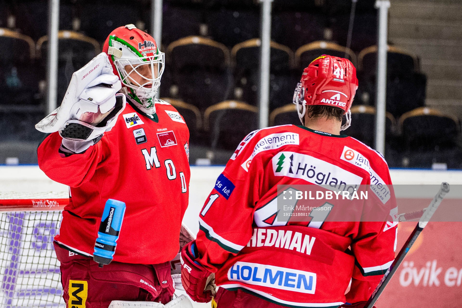 Modos målvakt Linus Lundin och Oscar Hedman jublar