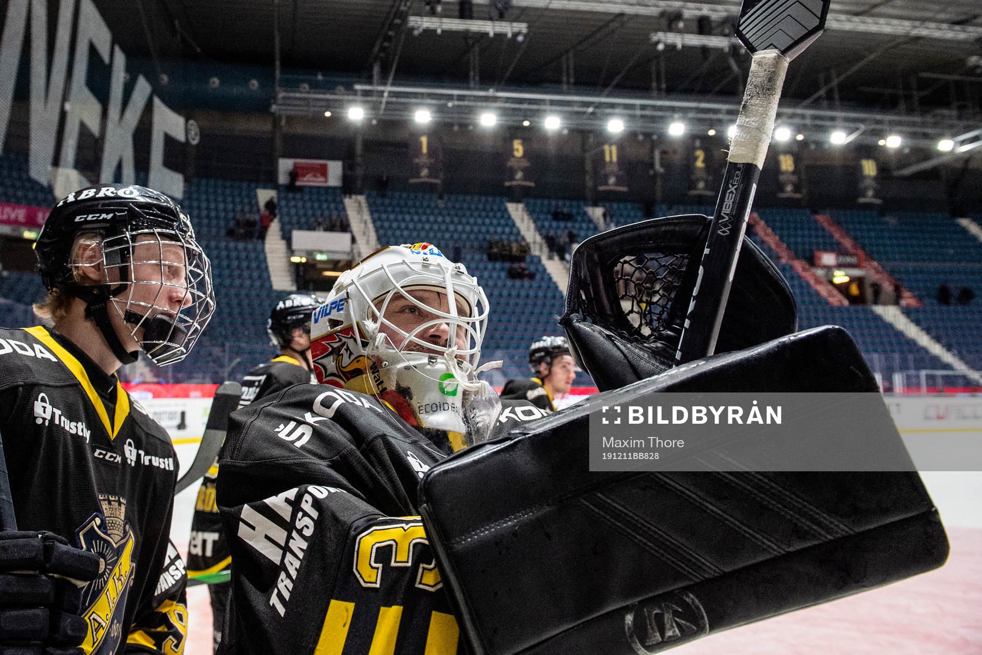 s målvakt Mika Järvinen jublar