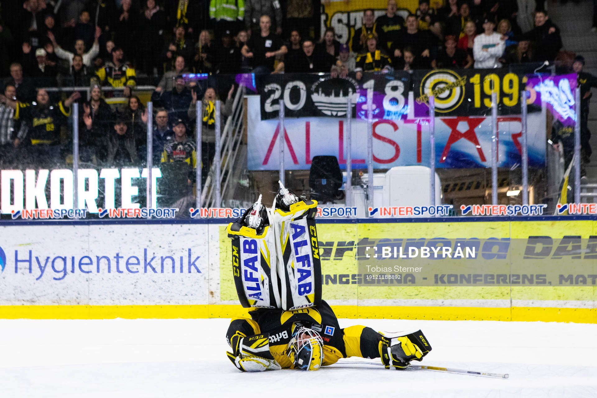Västerås målvakt Jesper Myrenberg jublar
