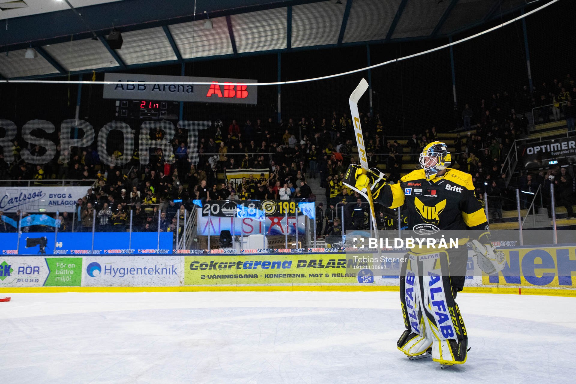 Västerås målvakt Jesper Myrenberg jublar