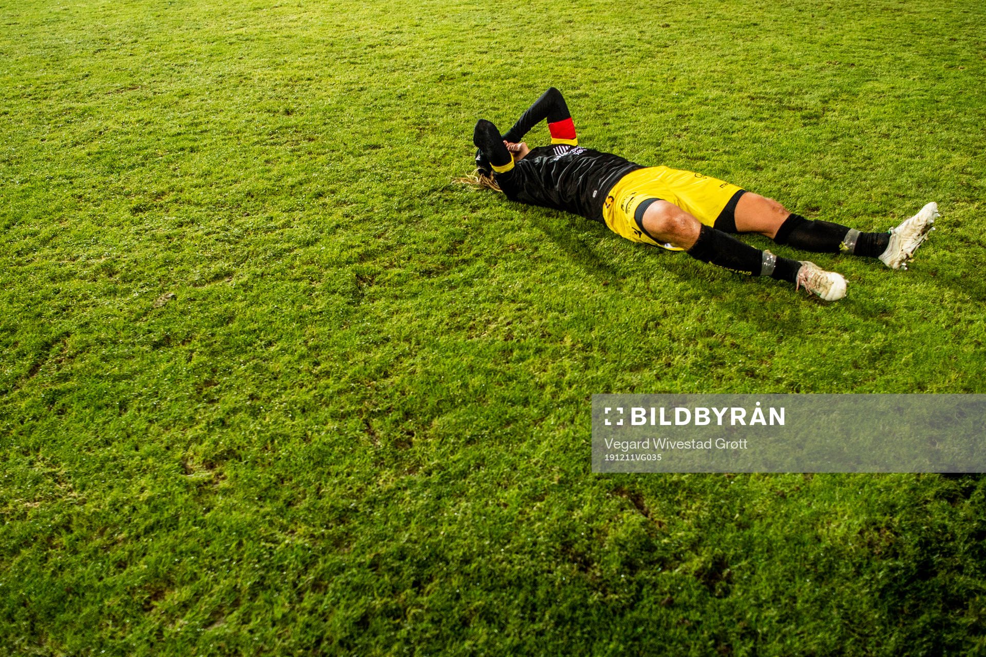 Erlend Segberg of Start celebrates after the Eliteserien playoff football match between Lillestrøm and Start on December 11, 2019 in Lillestrøm.
