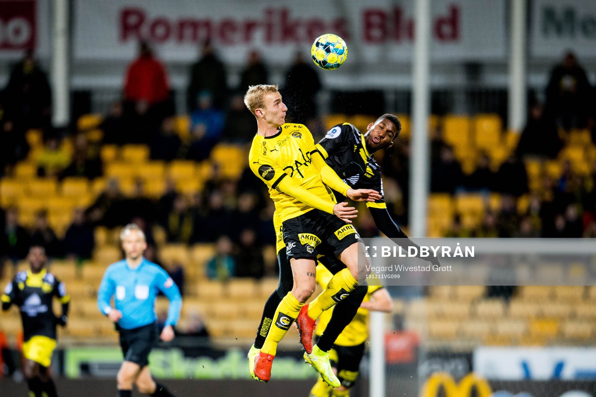 Tobias Salquist of Lillestrøm and Damion Lowe of Start