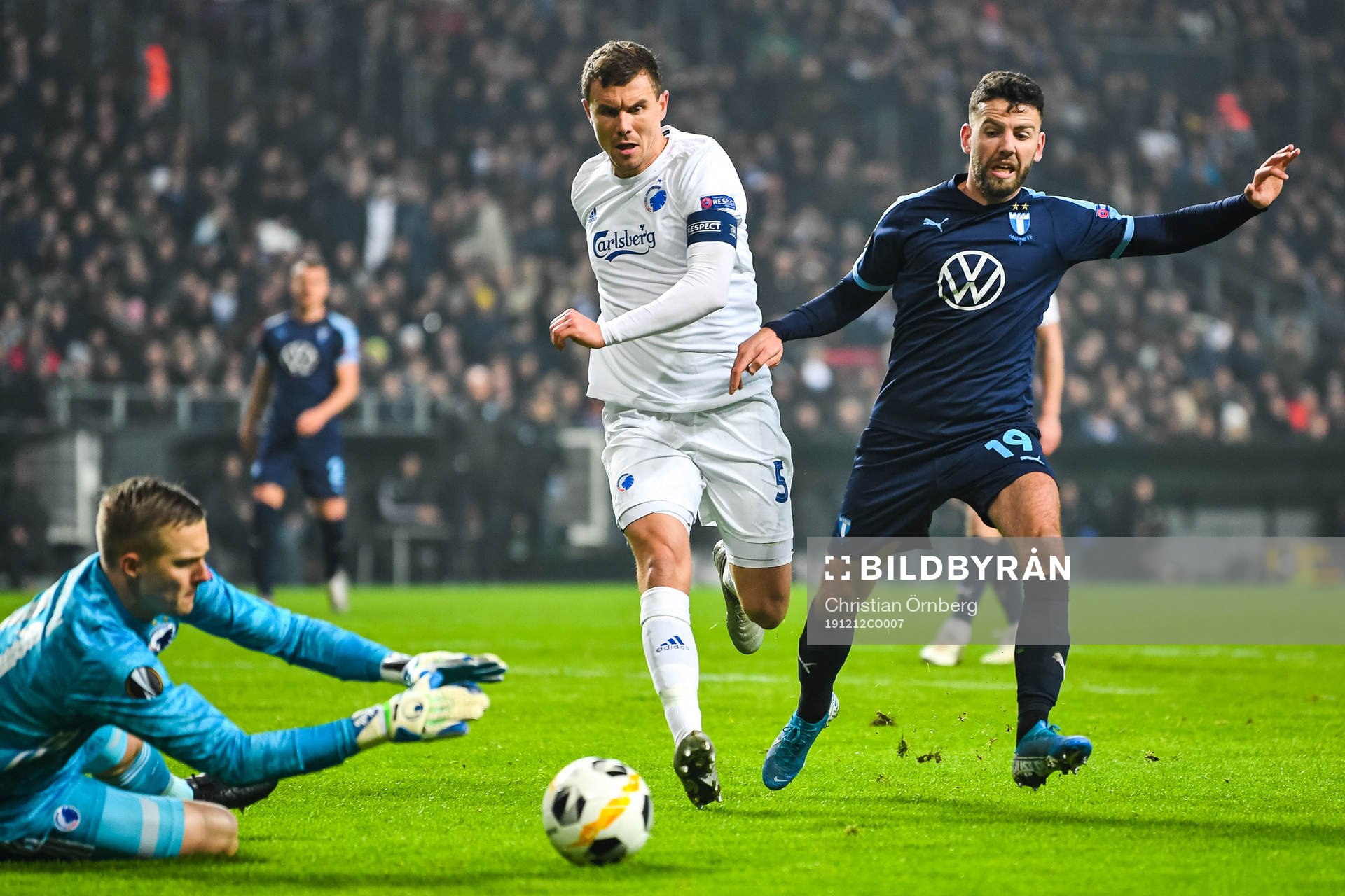 Erdal Rakip of Malmö FF against goalkeeper Karl-Johan