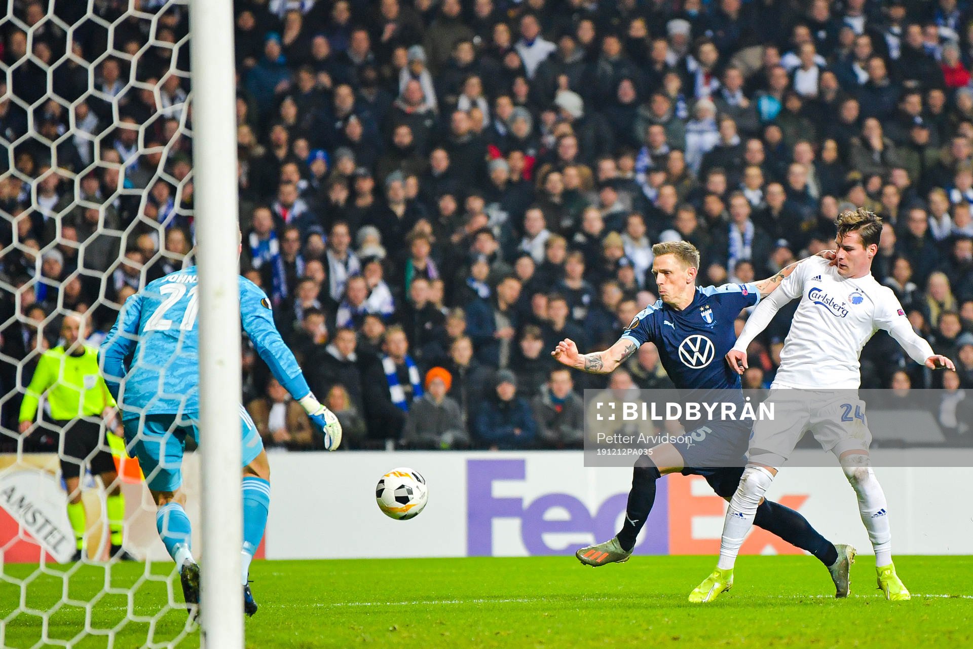 Sören Rieks of Malmö FF against goalkeeper Karl-Johan