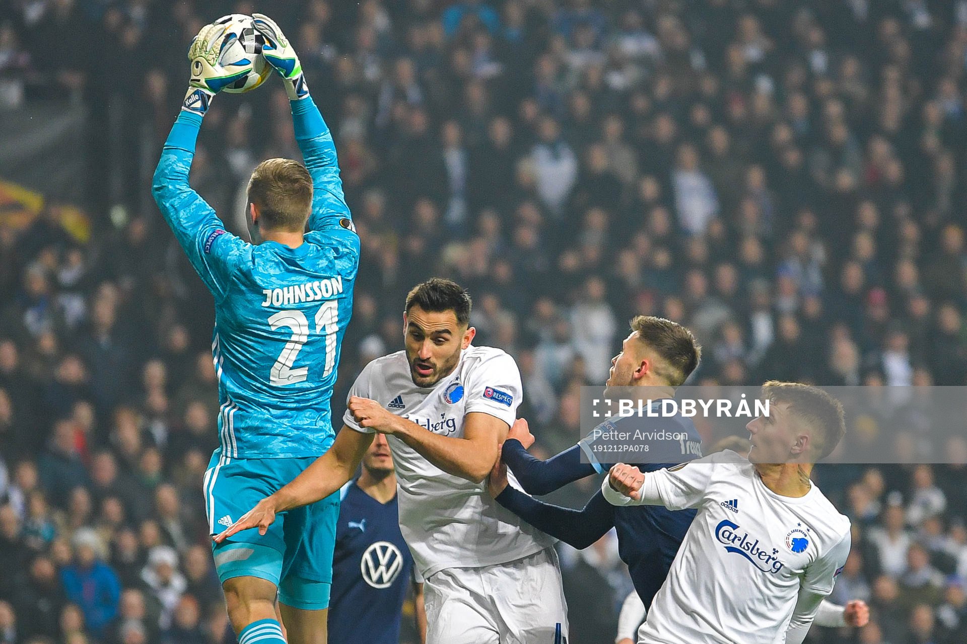 Arnor Traustason of Malmö FF against goalkeeper Karl-Johan