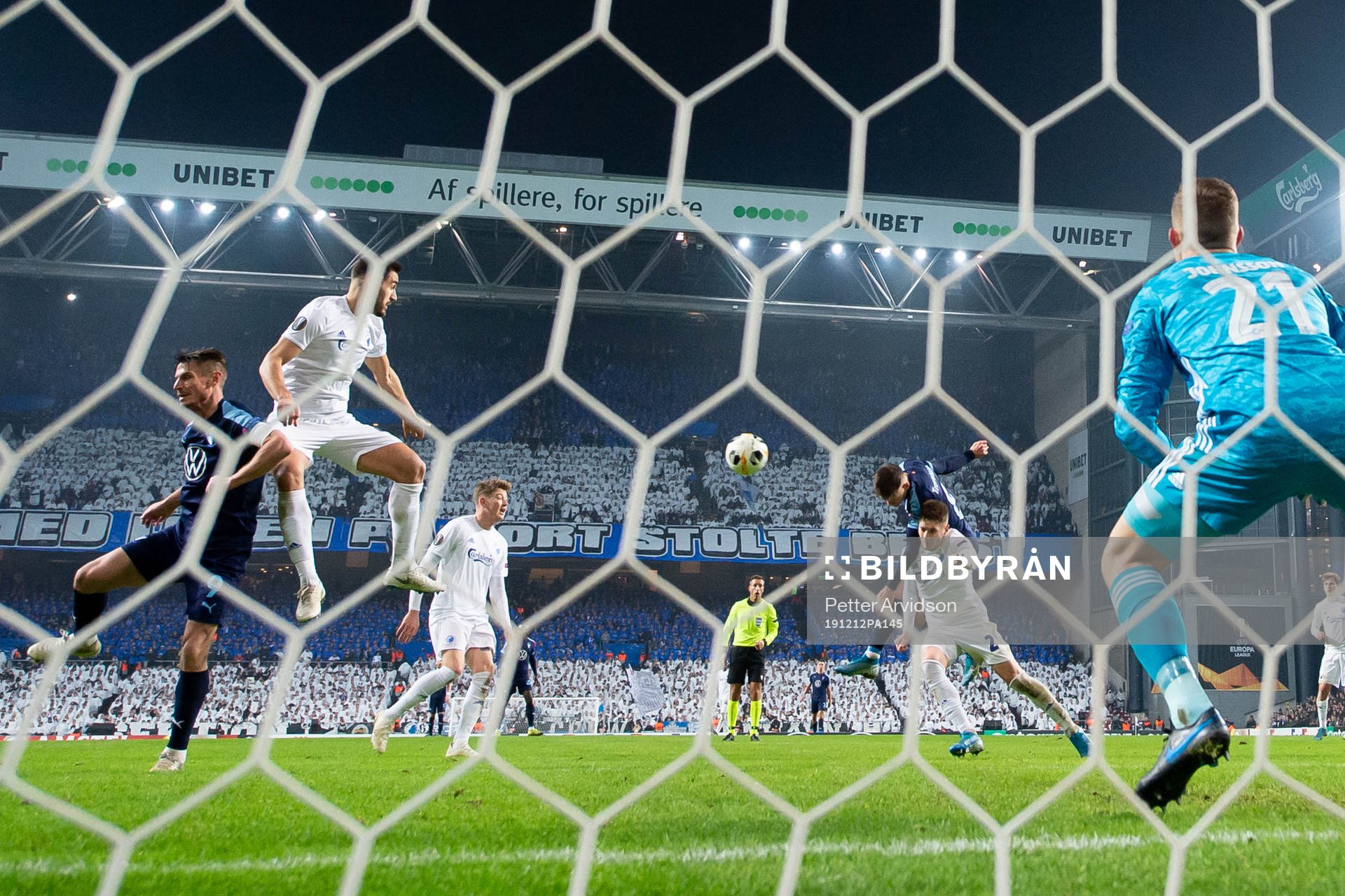 Arnor Traustason of Malmö FF nods the ball to 0-1