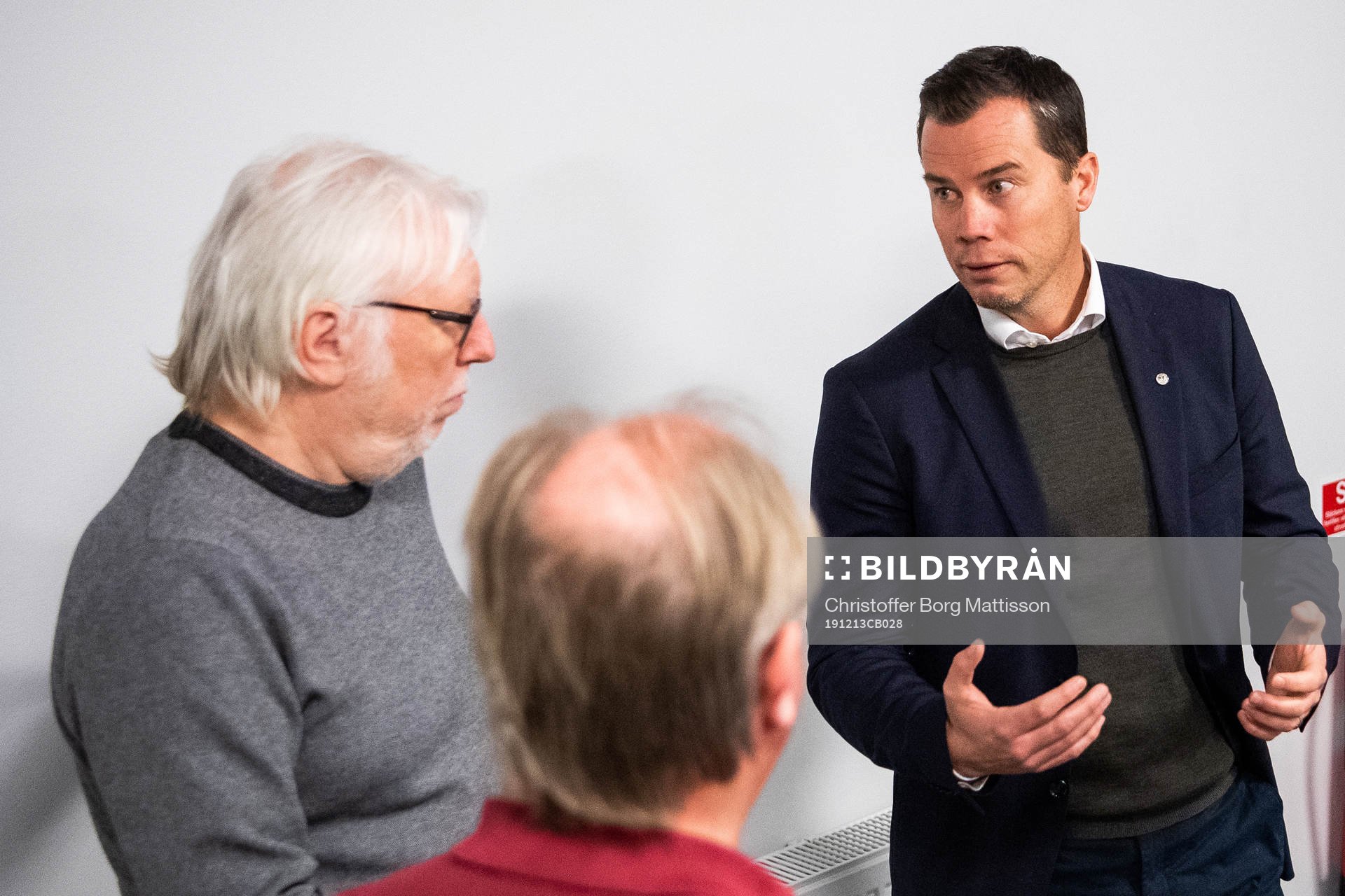 Sportchef Daniel Andersson pratar med media
