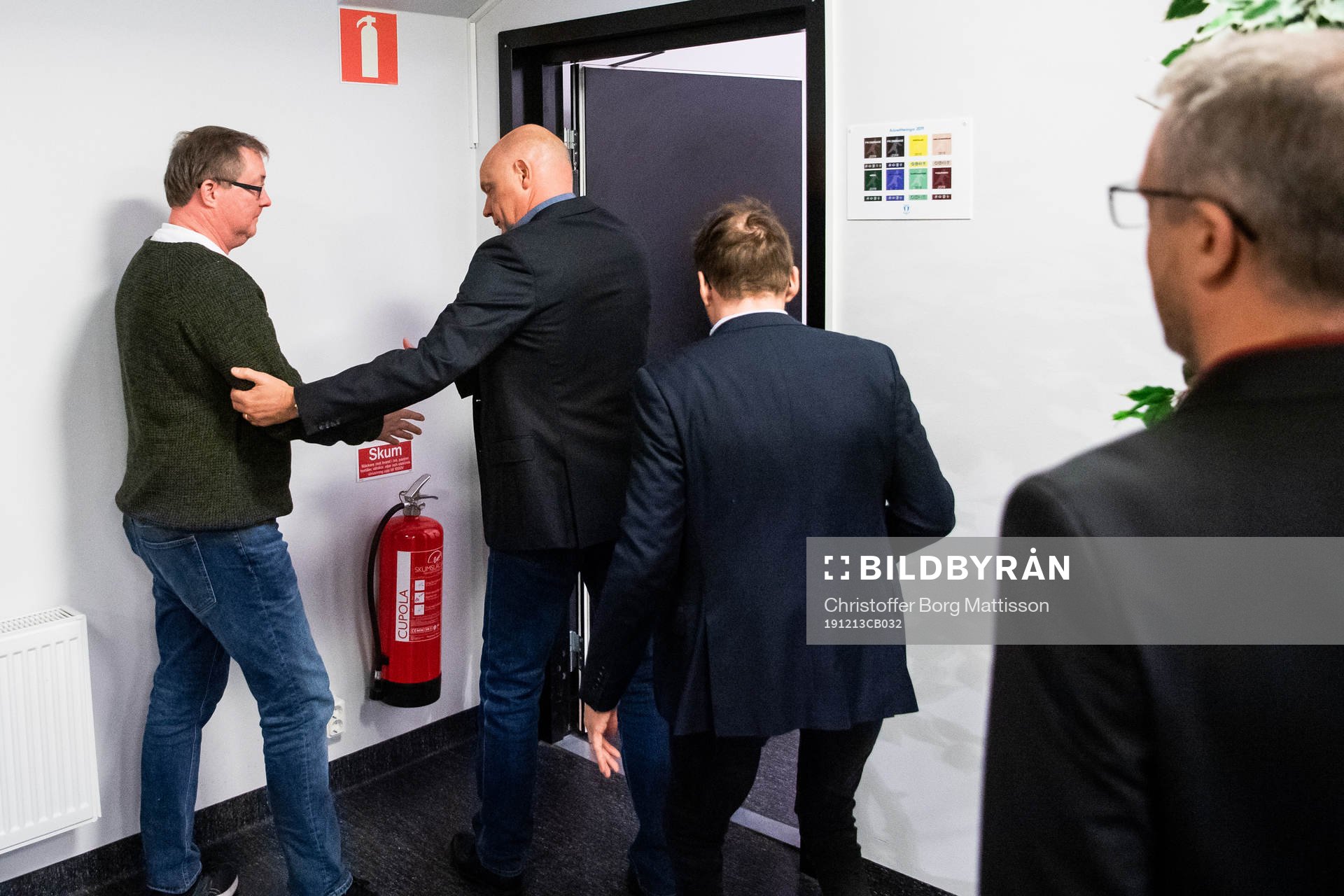 Avgående tränare Uwe Rösler lämnar presskonferensen med