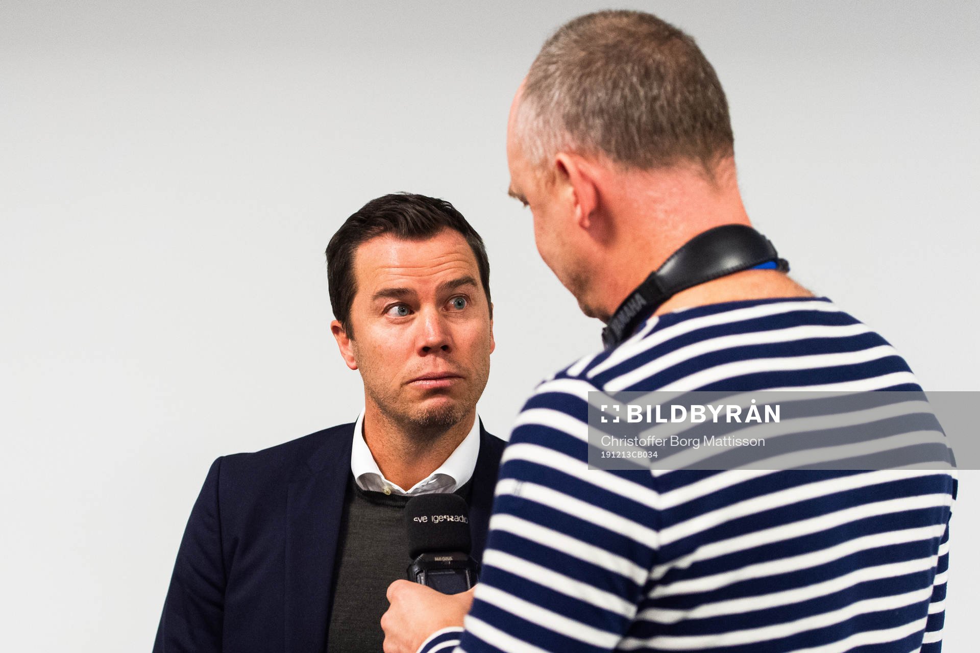 Sportchef Daniel Andersson pratar med media