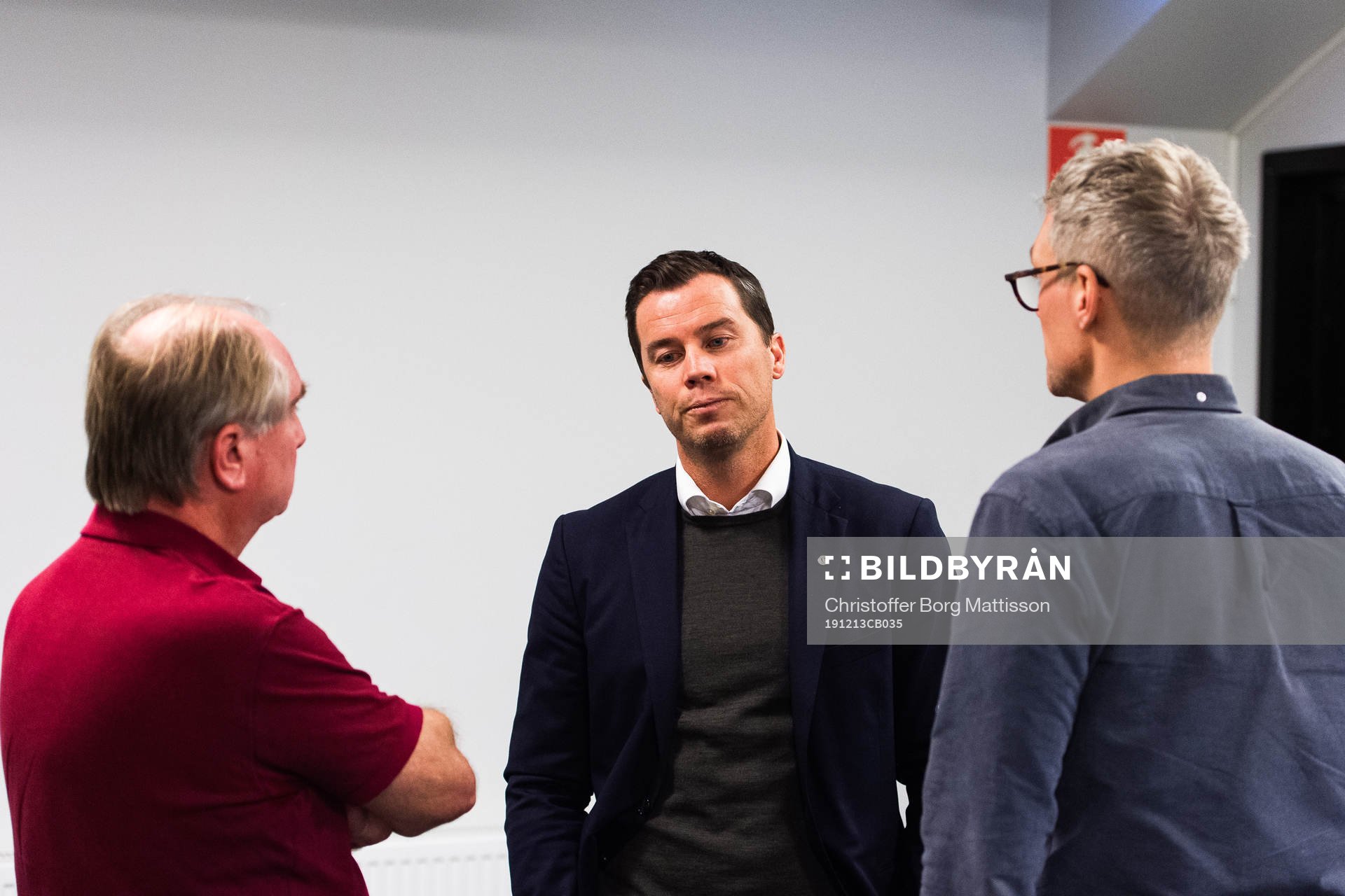 Sportchef Daniel Andersson pratar med media