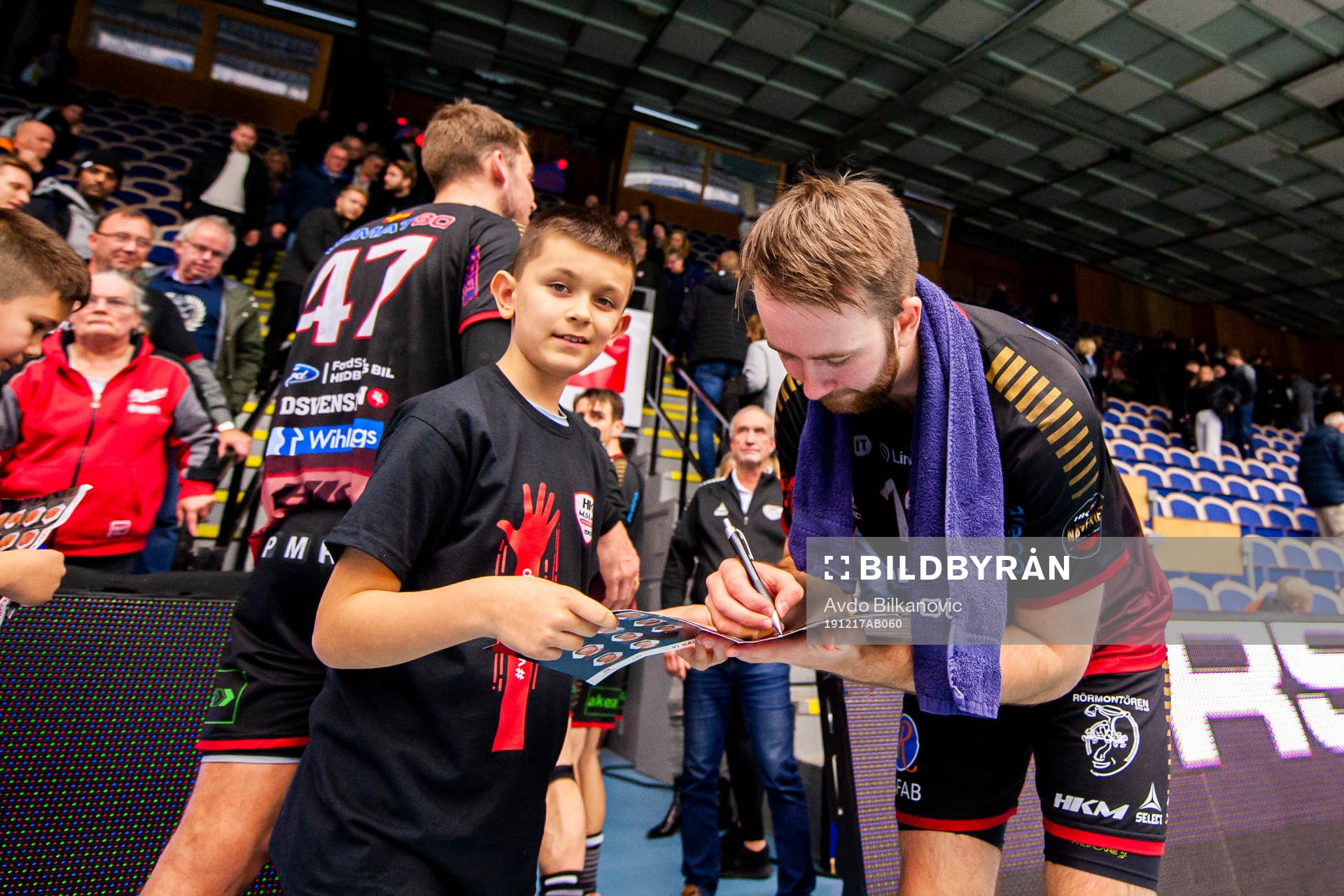 HK Malmös Daniel Ekman skriver autgram