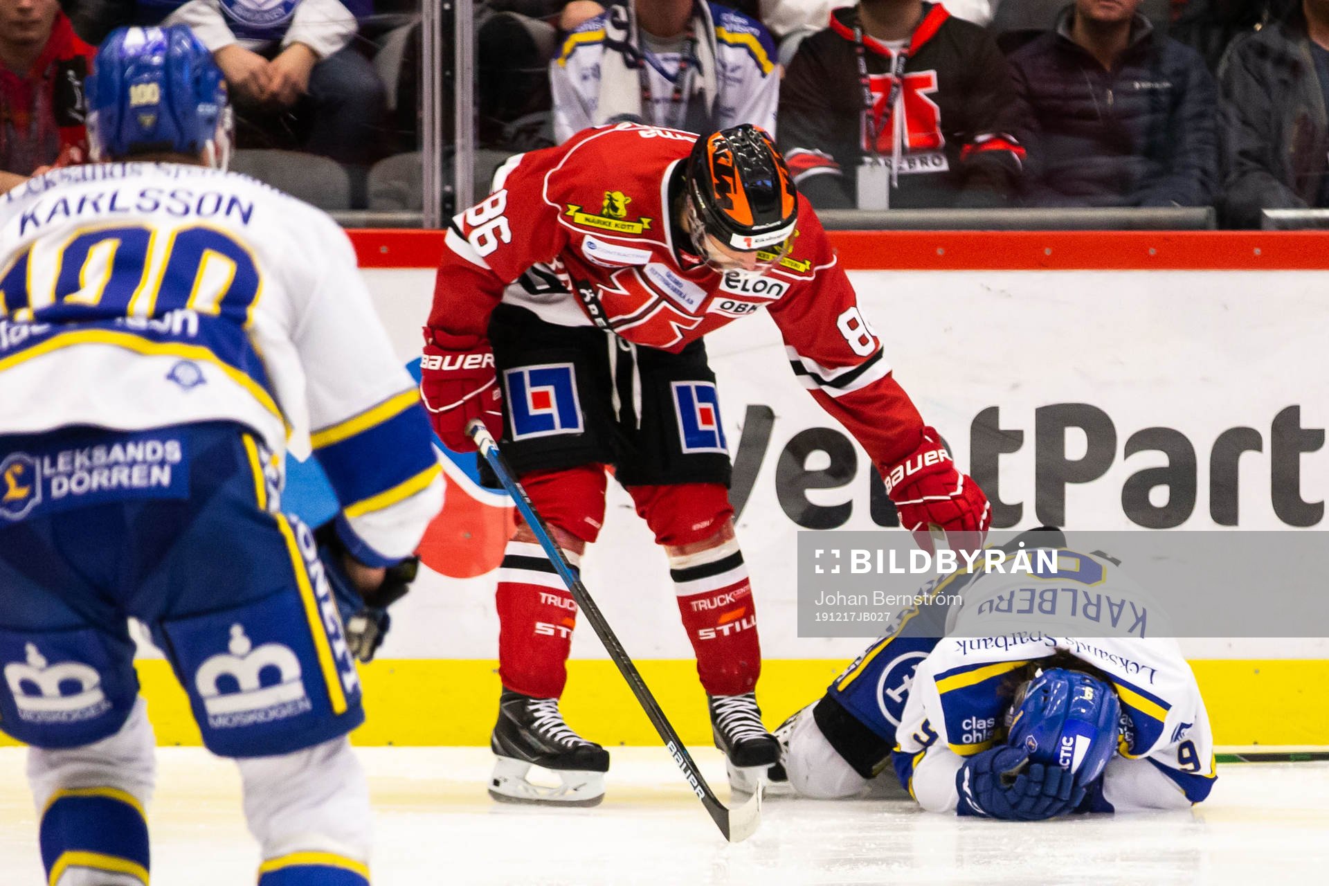 Örebros Mathias Bromé kollar till Leksands Marcus Karlberg