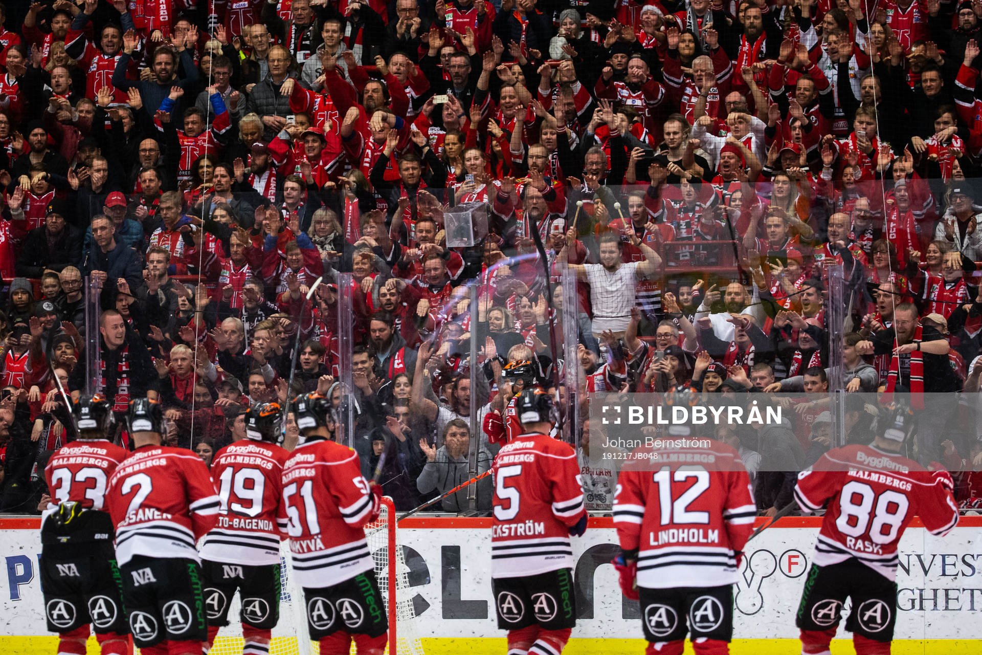 Örebros spelare jublar mot supportar