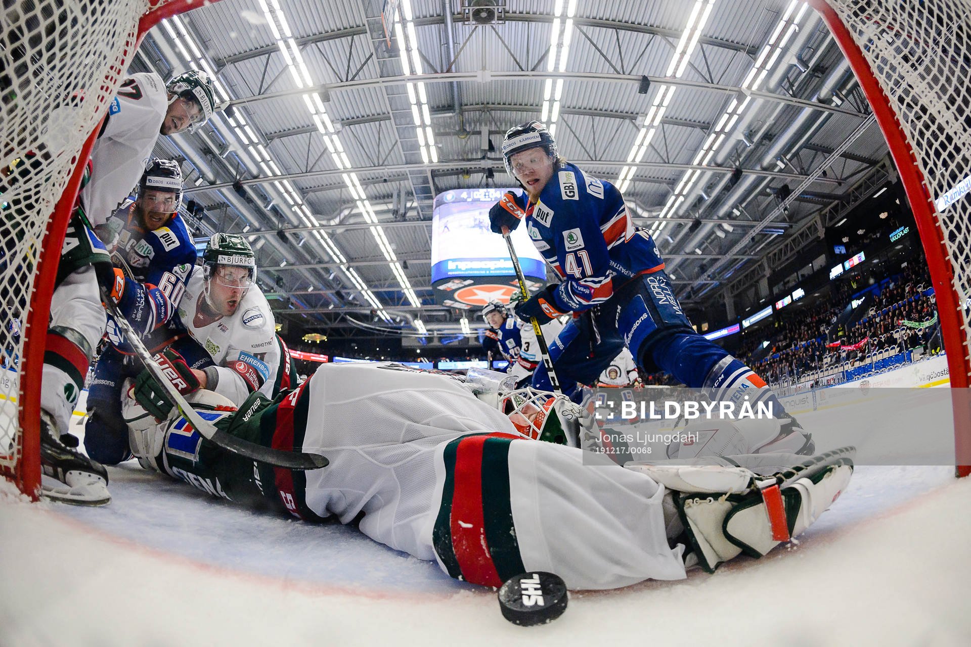 Växjös Erik Josefsson stöter pucken i mål bakom