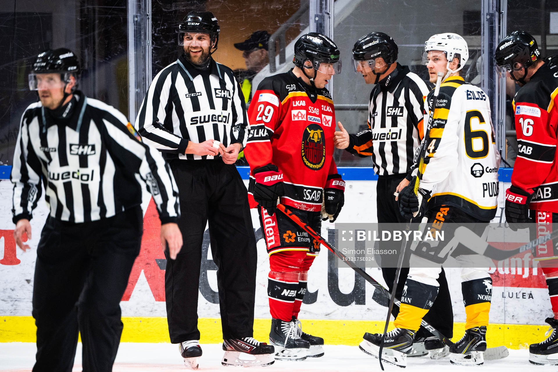 Luleås Erik Gustafsson och domare Patrik Sjöberg