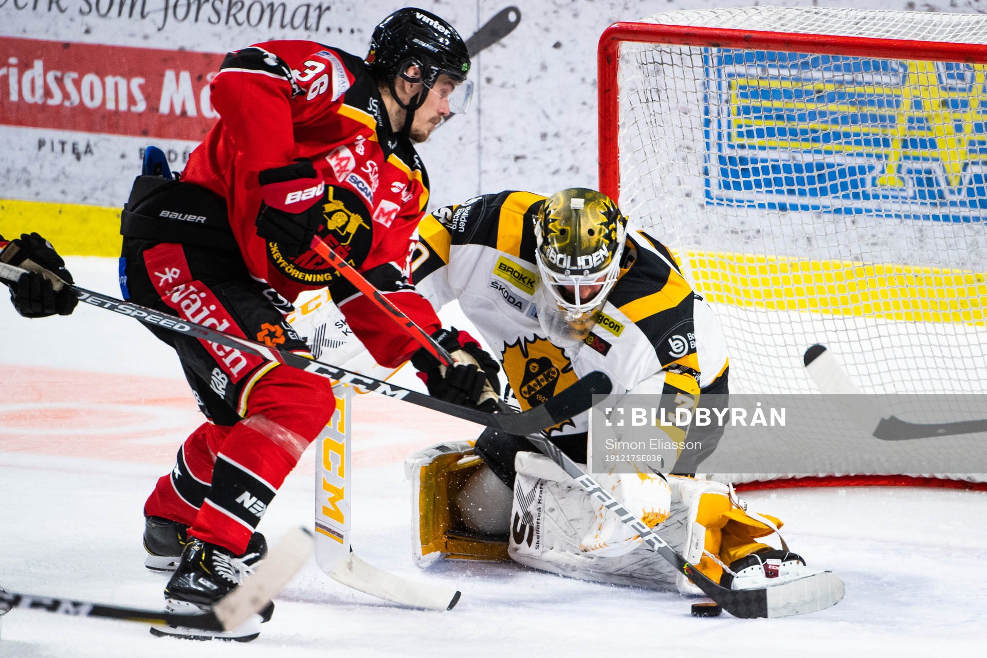 Luleås Emil Larsson och Skellefteås målvakt Gustaf