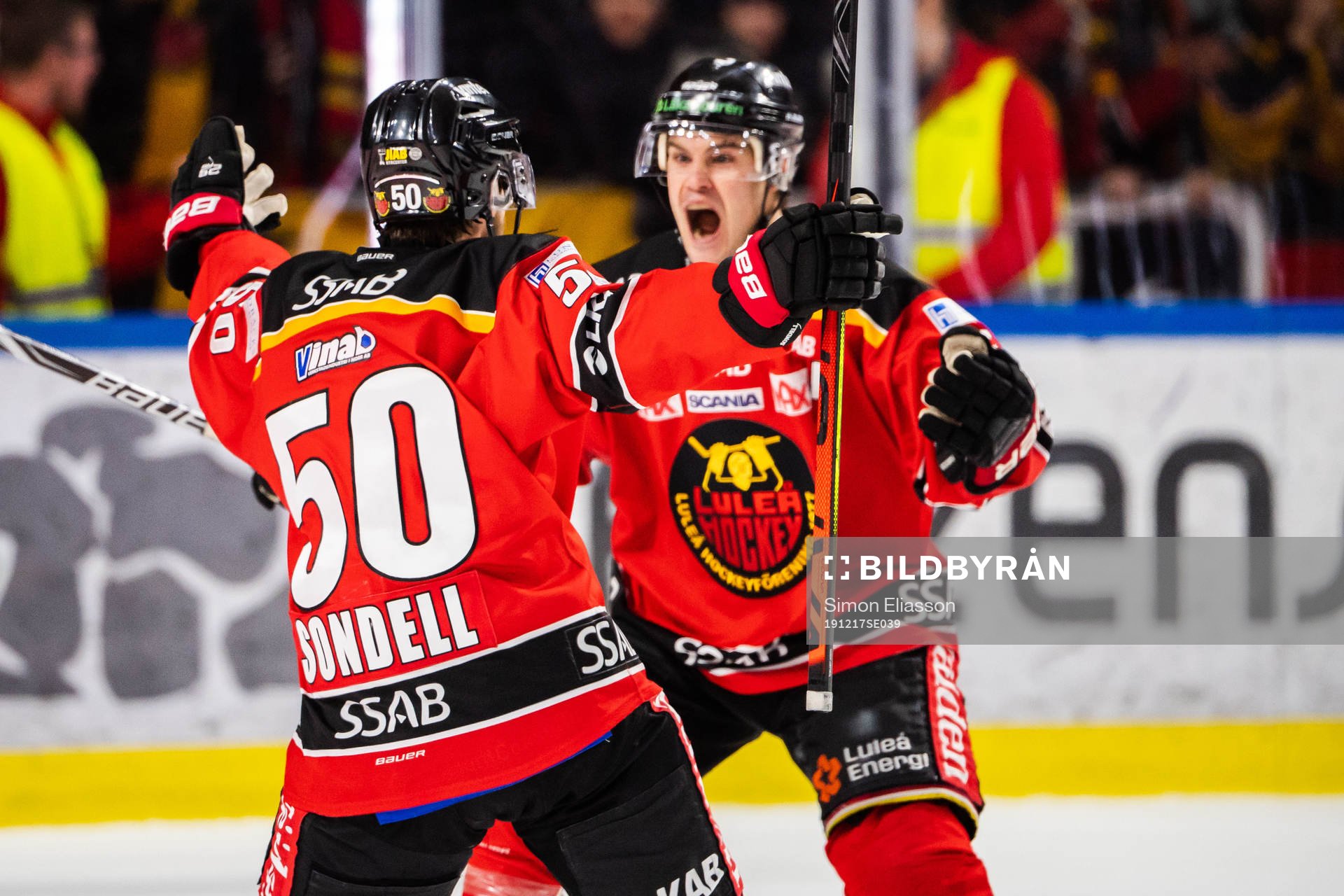 Luleås Daniel Sondell jublar med Karl Fabricius