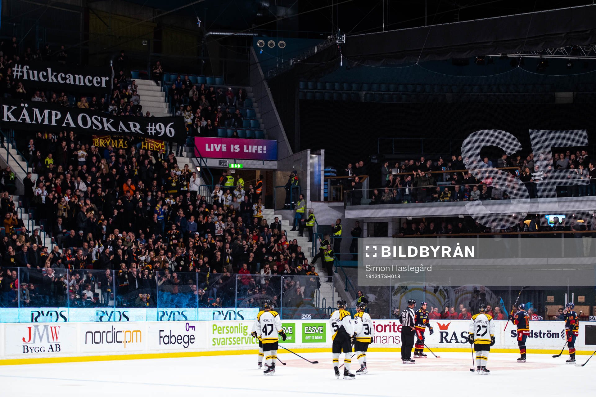 Brynäs supportrar och spelare hyllar Oskar Lindblom