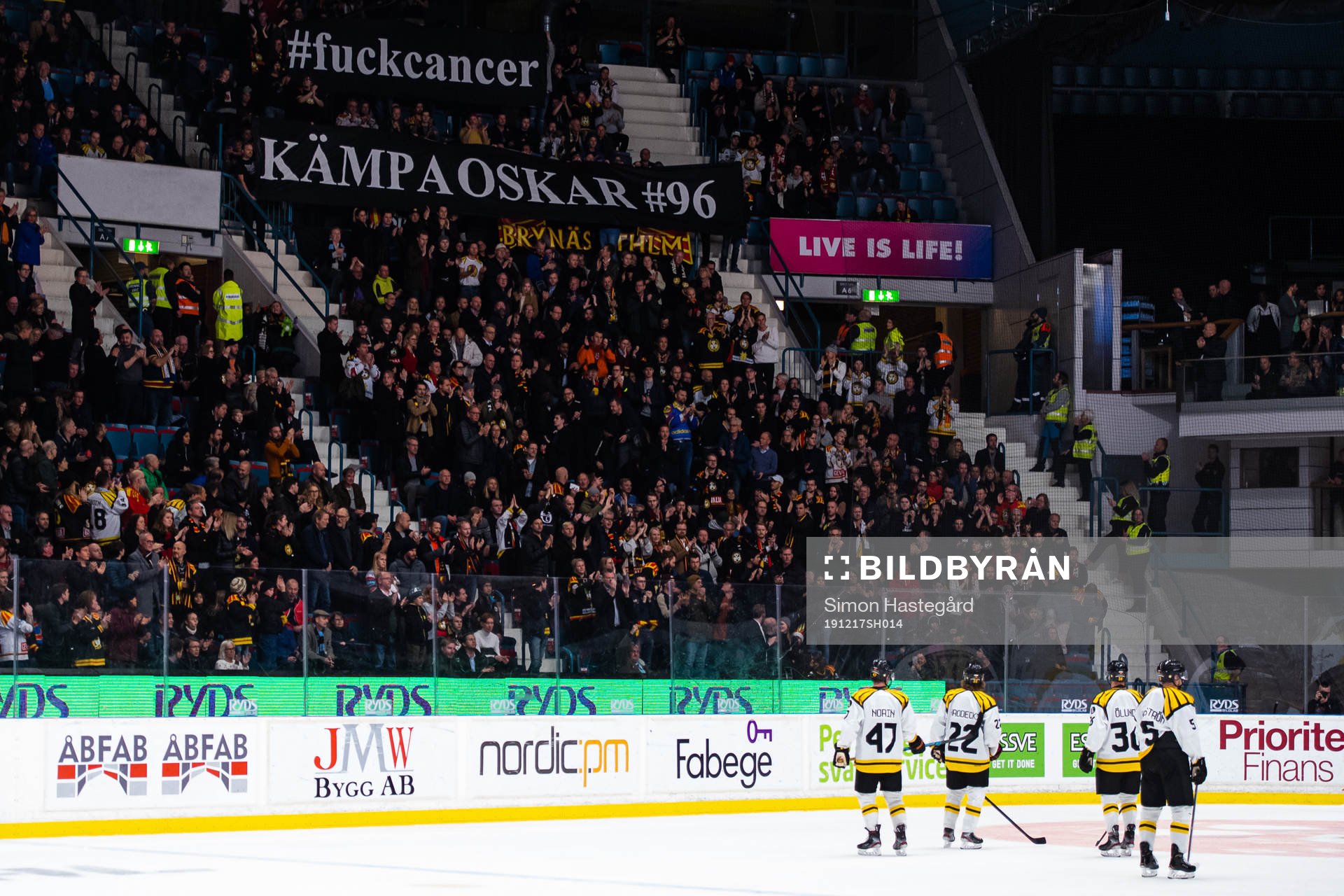 Brynäs supportrar och spelare hyllar Oskar Lindblom