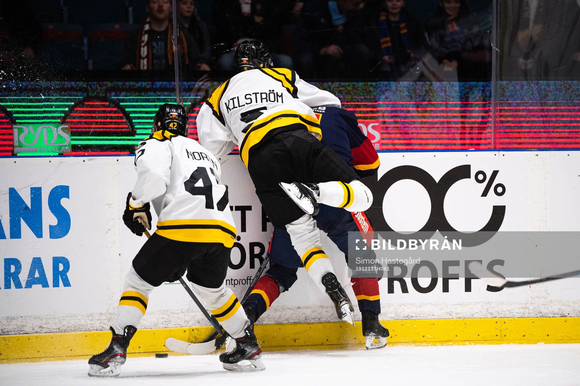 Brynäs Lukas Kilström tacklar Djurgårdens Tom Wandell