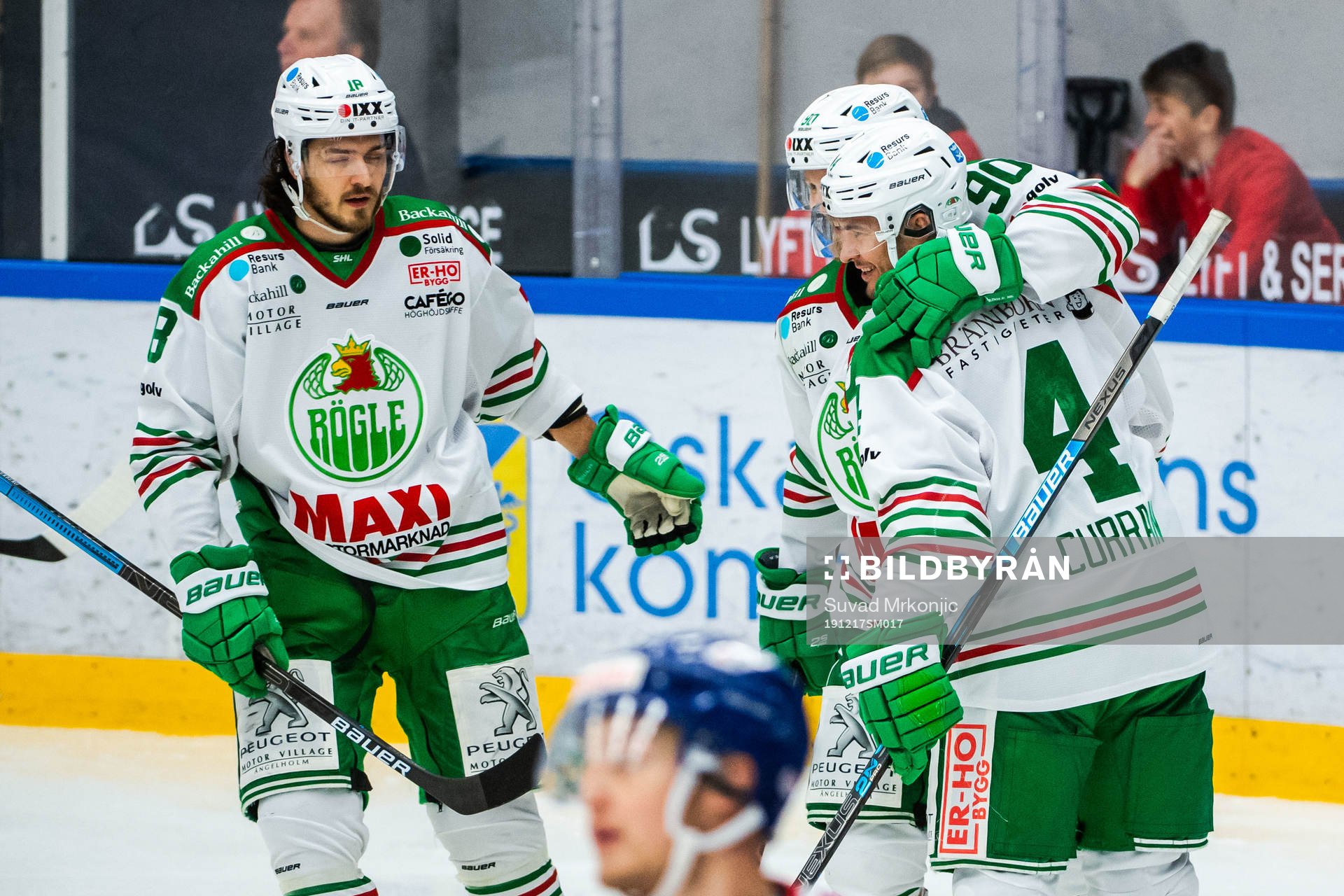 Rögles Kodie Curran jublar med lagkamrater