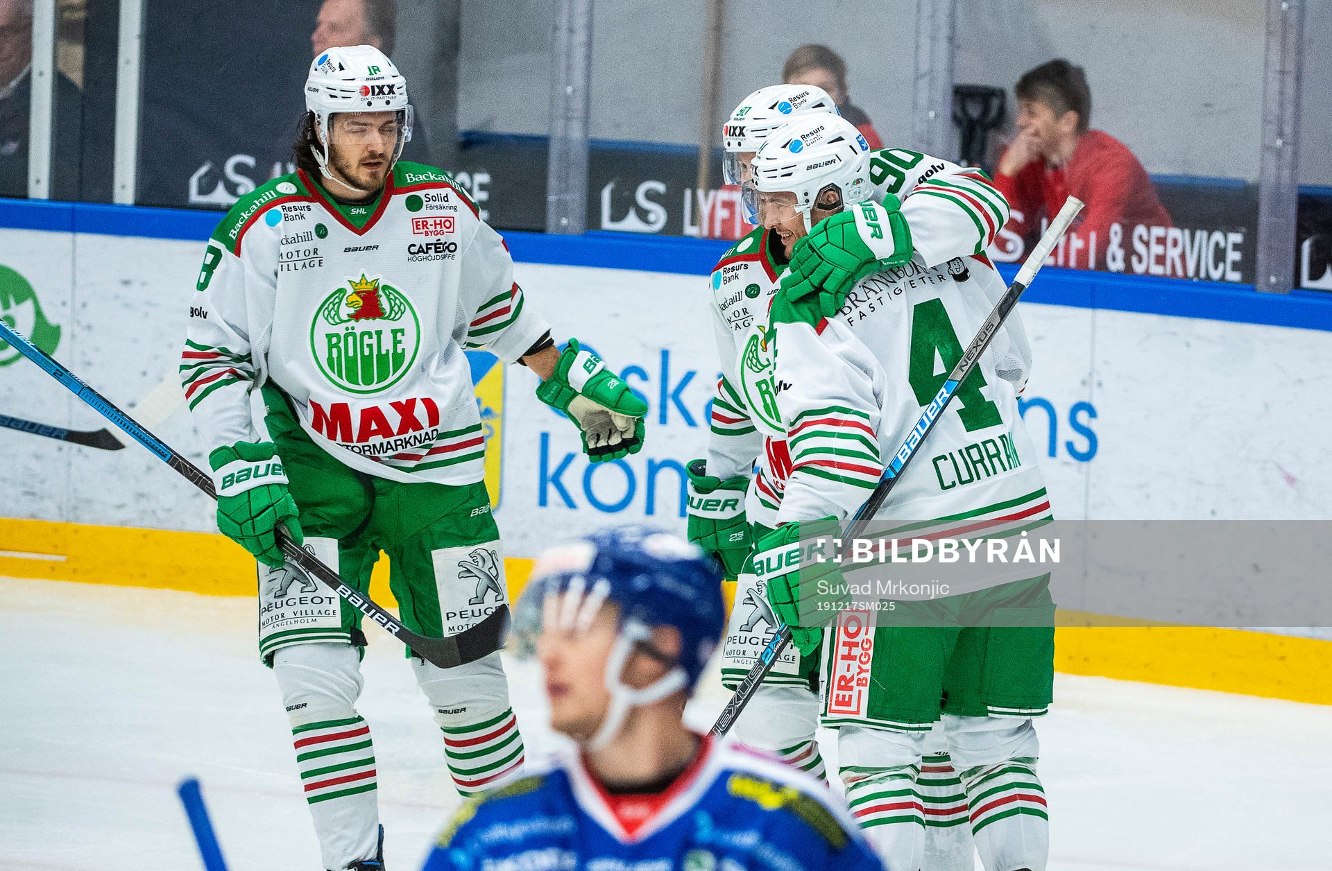 Rögles Kodie Curran jublar med lagkamrater