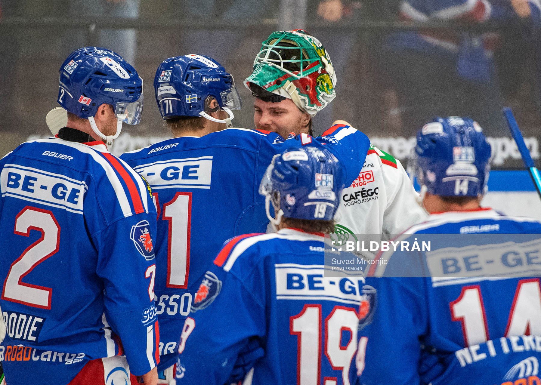 Oskarshamns spelarna tackar Rögles målvakt Christoffer