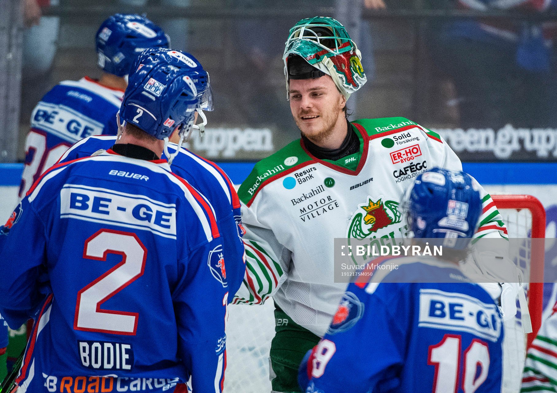 Oskarshamns spelarna tackar Rögles målvakt Christoffer