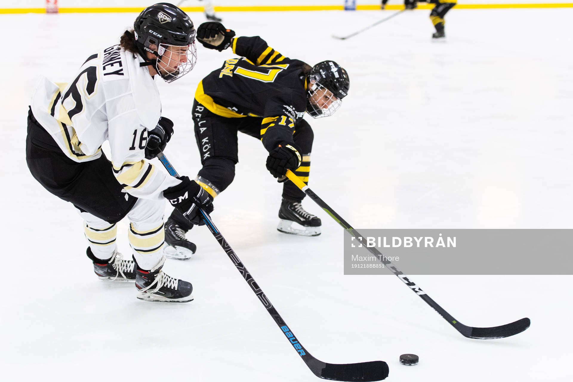 s Leanne Ganney och AIK:s Frida Ekdahl i kamp om pucken