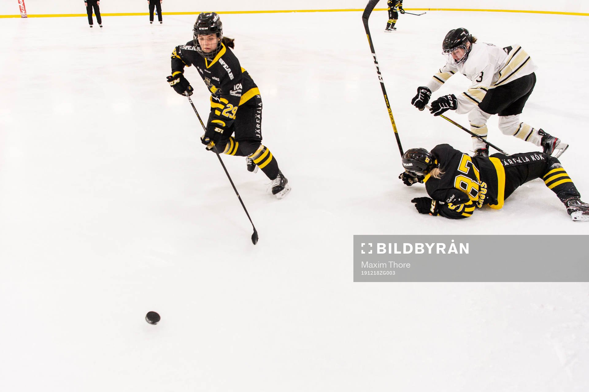 s Johanna Lagus och Estelle Forsberg mot SDE:s Amy Budde