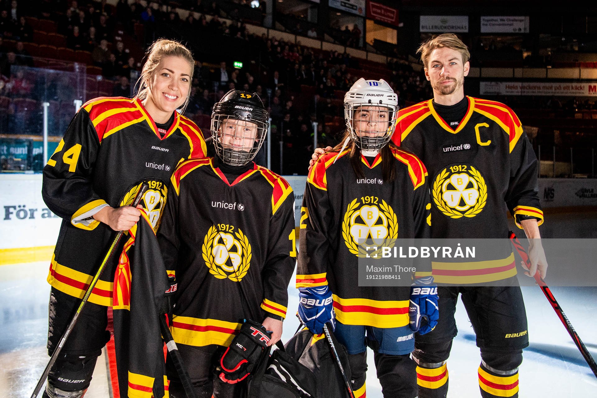 Brynäs Anton Rödin och Erika Grahm delar ut pris till