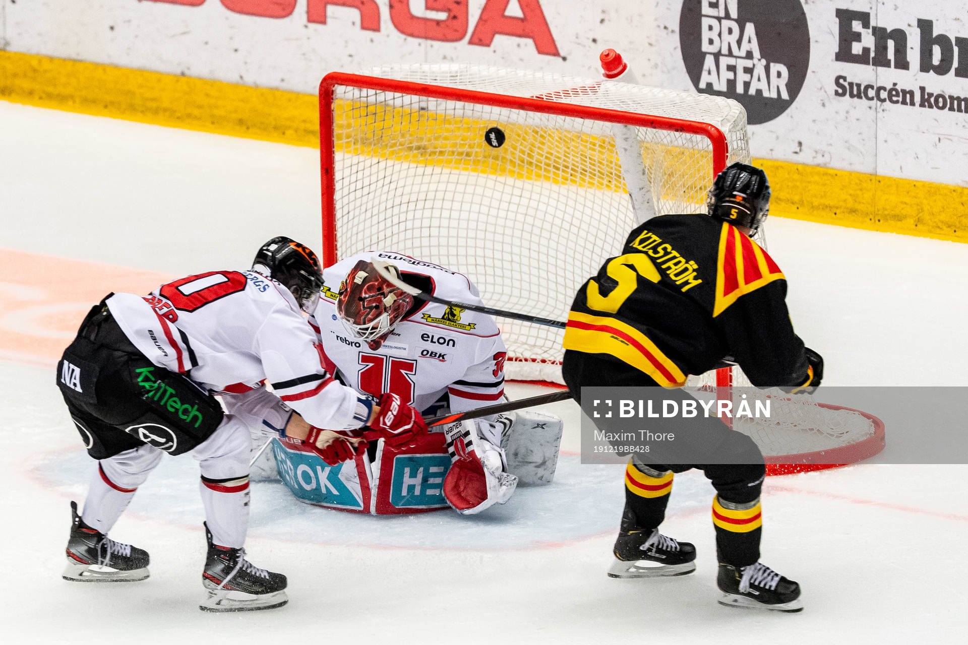 Brynäs Lukas Kilström gör 1-0 bakom Örebros målvakt