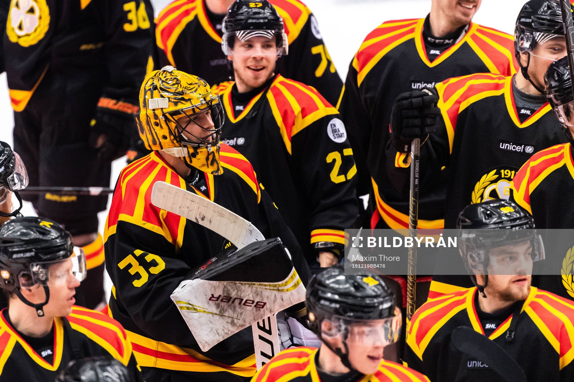 Brynäs målvakt Samuel Ersson jublar med lagkamrater