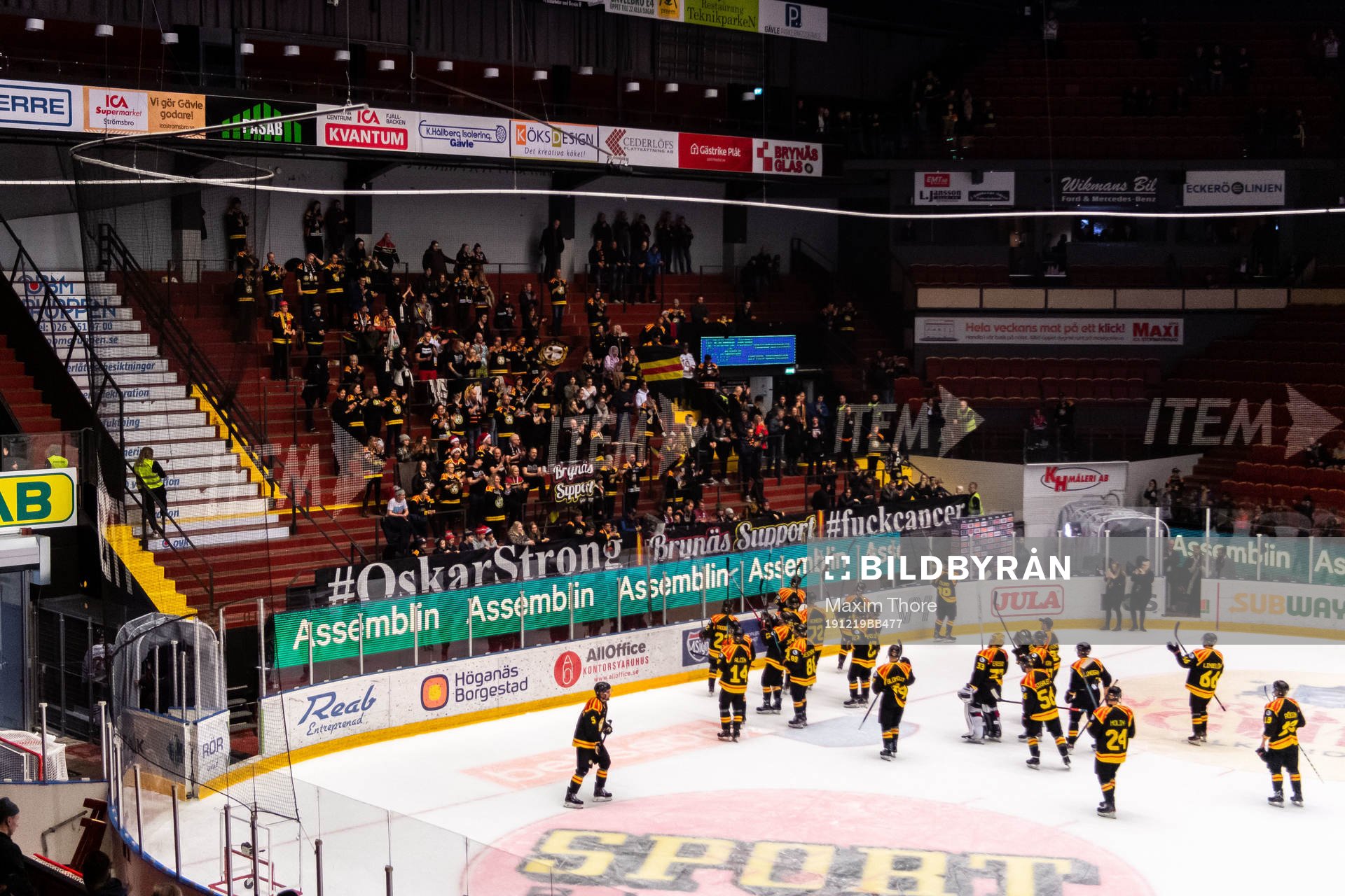 Brynäs spelare jublar mot supportrar