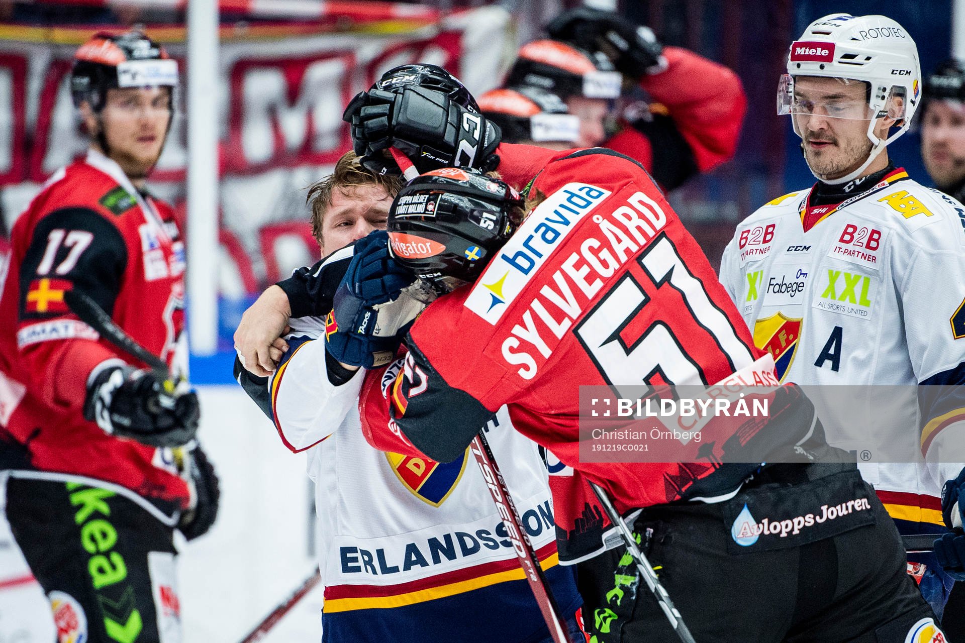 Djurgårdens Jesper Pettersson och Malmö Redhawks Emil