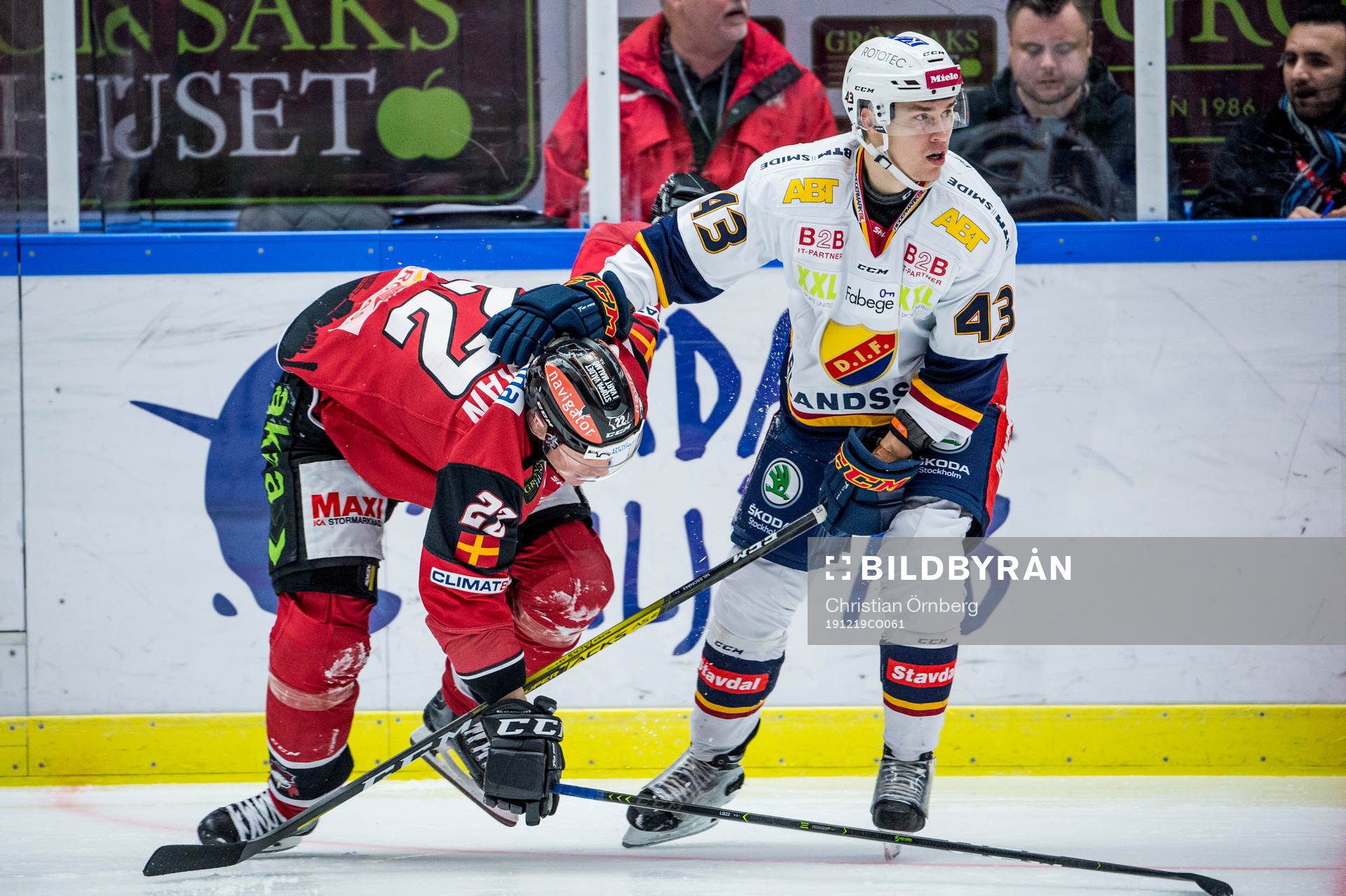 Djurgårdens Tom Nilsson trycker till Malmö Redhawks Lars
