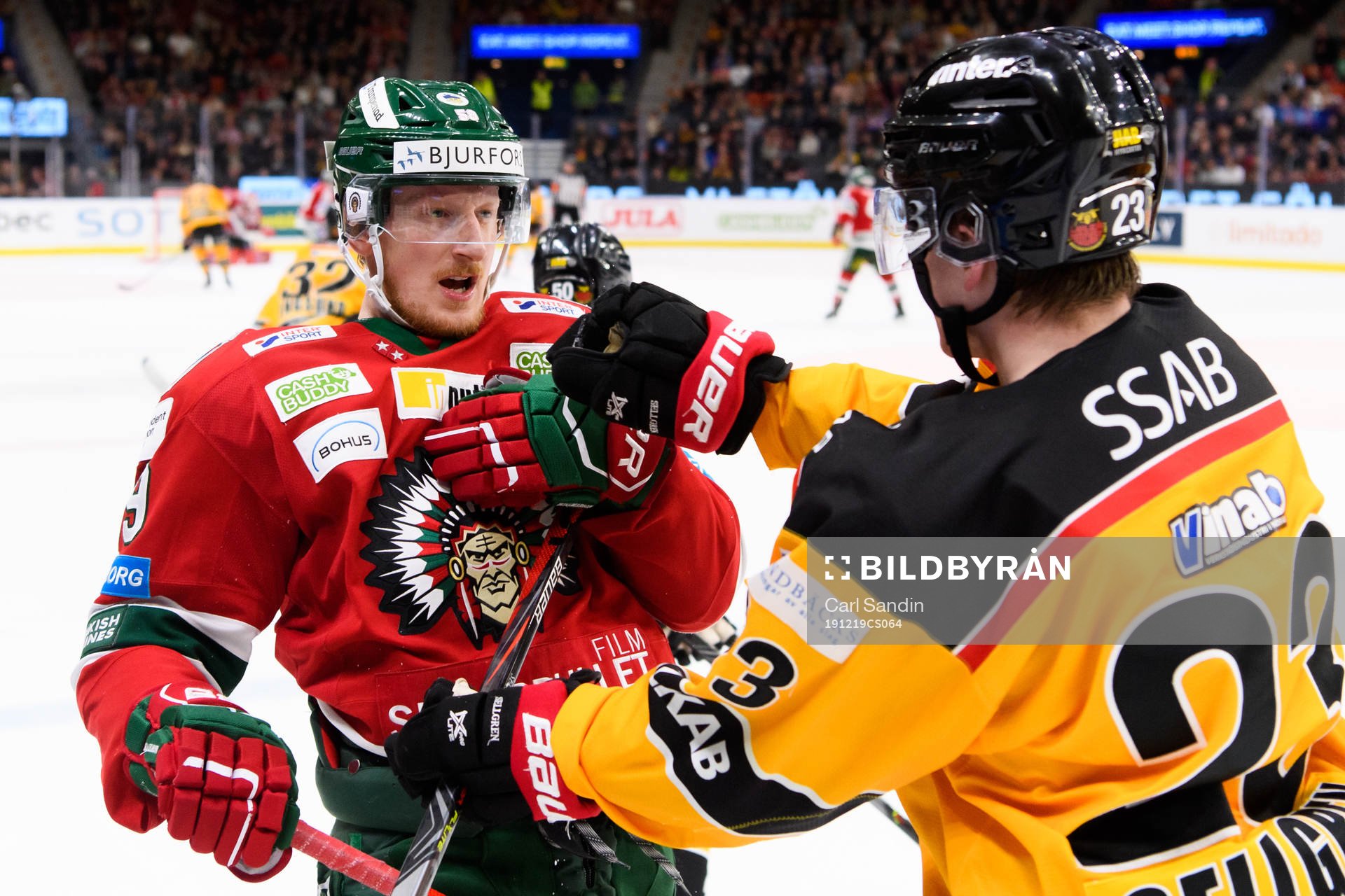 Gruff mellan Frölundas Simon Hjalmarsson och Luleås