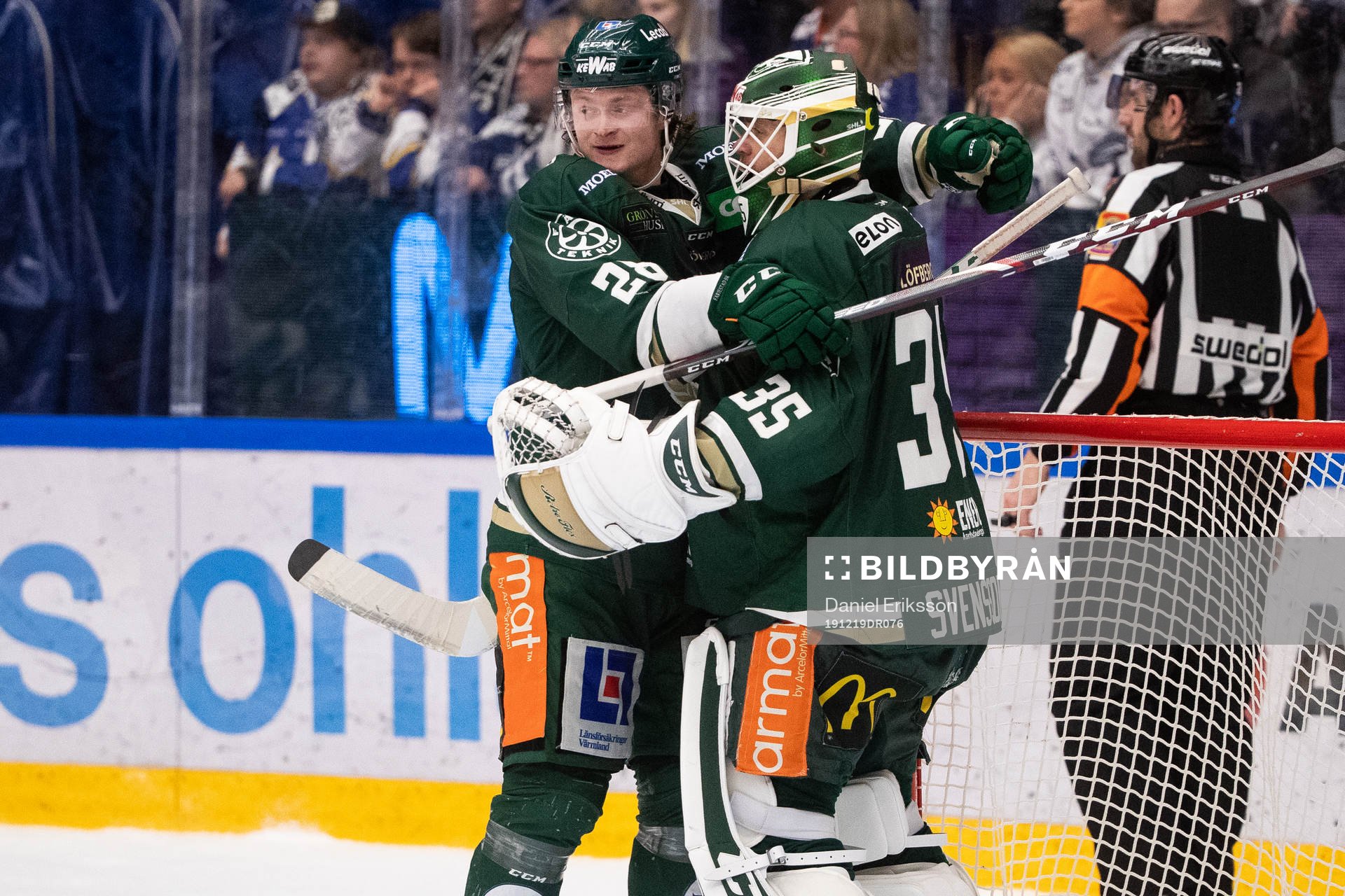 Färjestads Daniel Kyrk och målvakt Markus Svensson jublar
