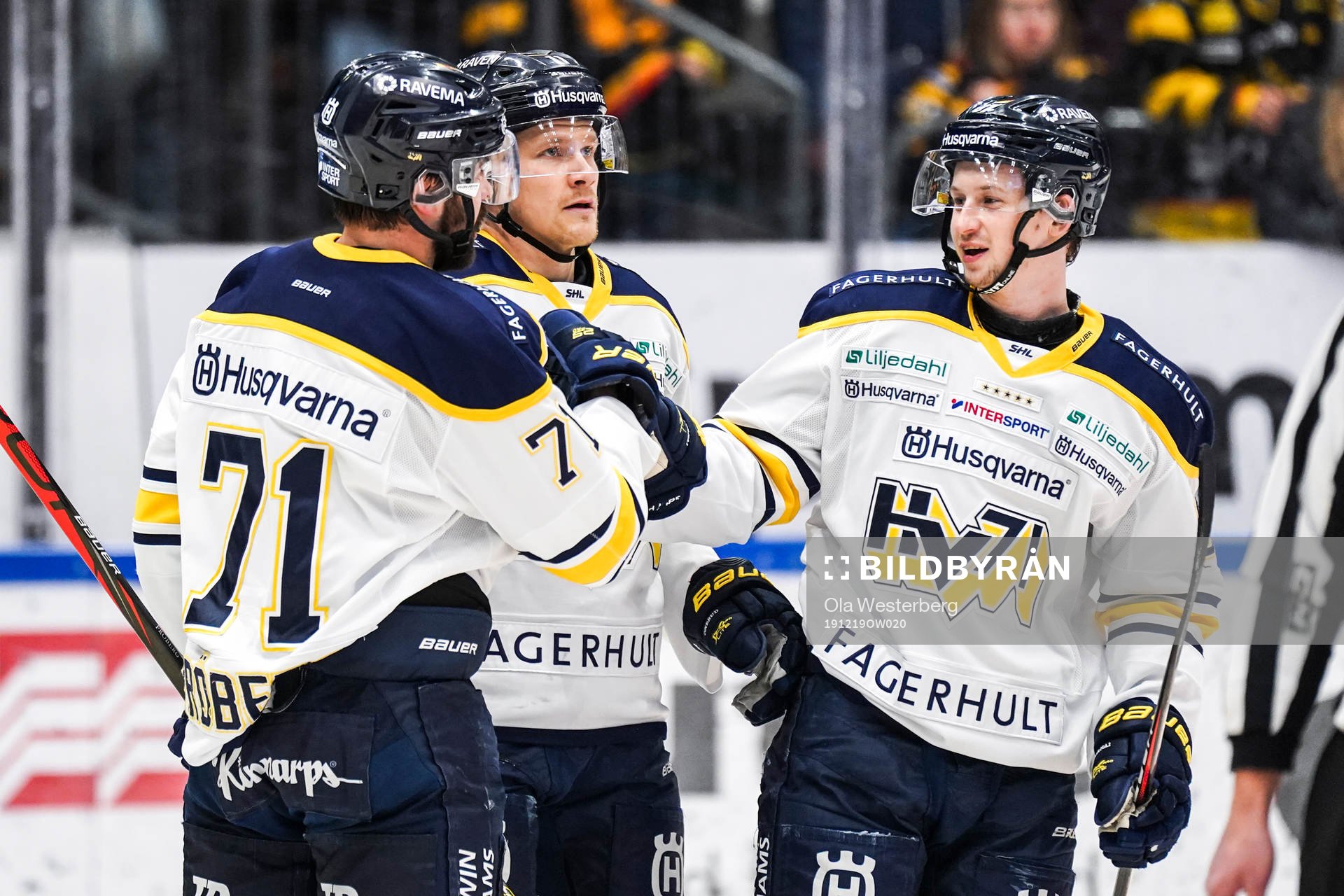s Linus Fröberg, Simon Önerud och Juuso Ikonen jublar