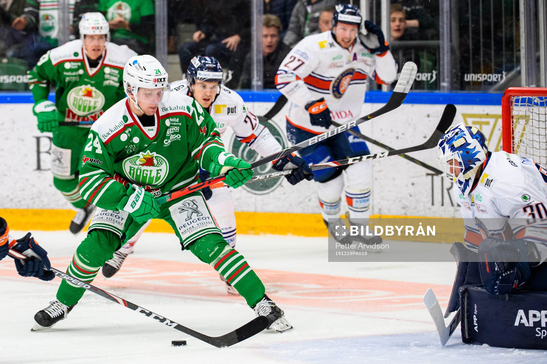 Rögles Kevin Wennström oroar vid Växjös målvakt Viktor