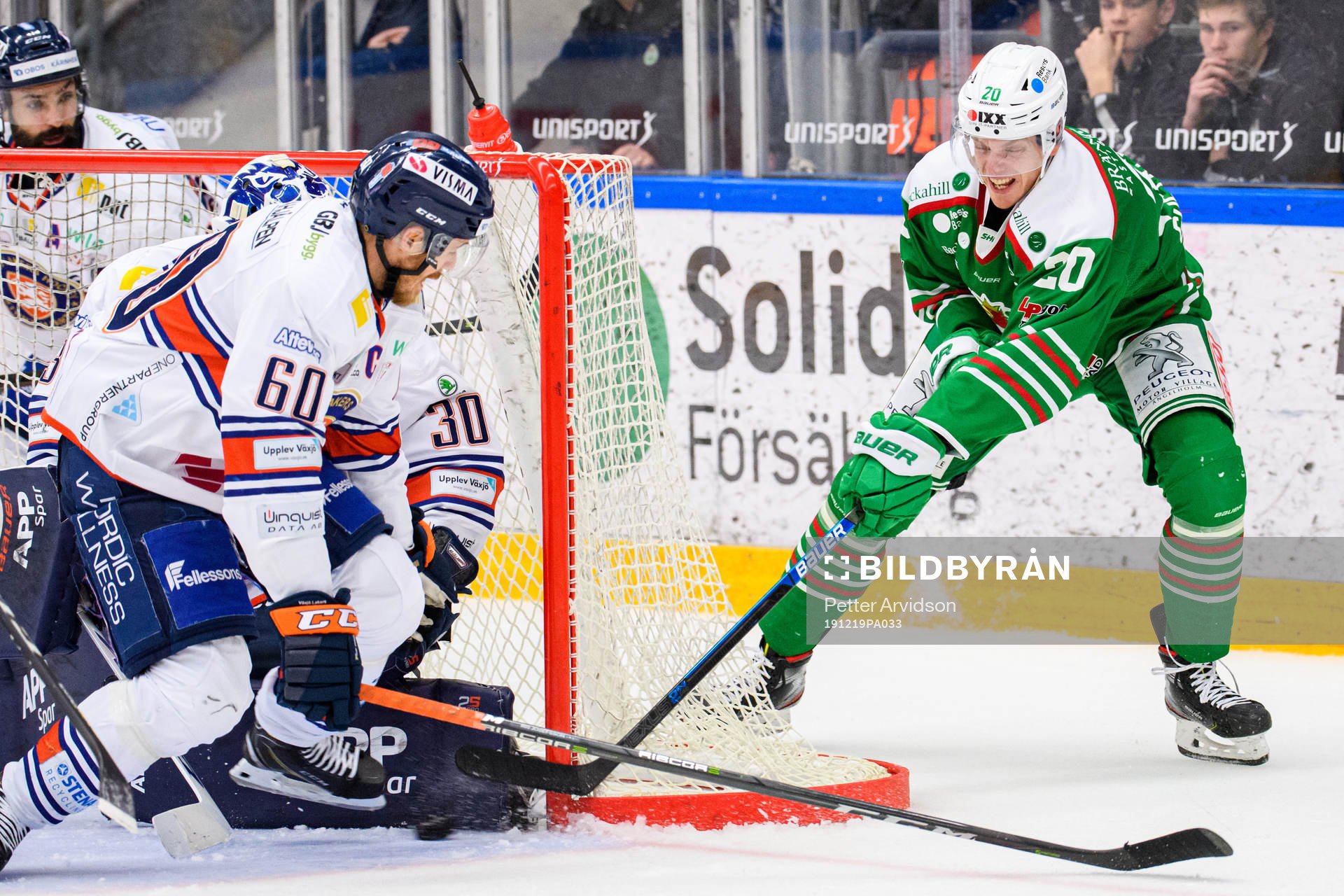 Rögles Hampus Gustafsson oroar mot Växjös målvakt
