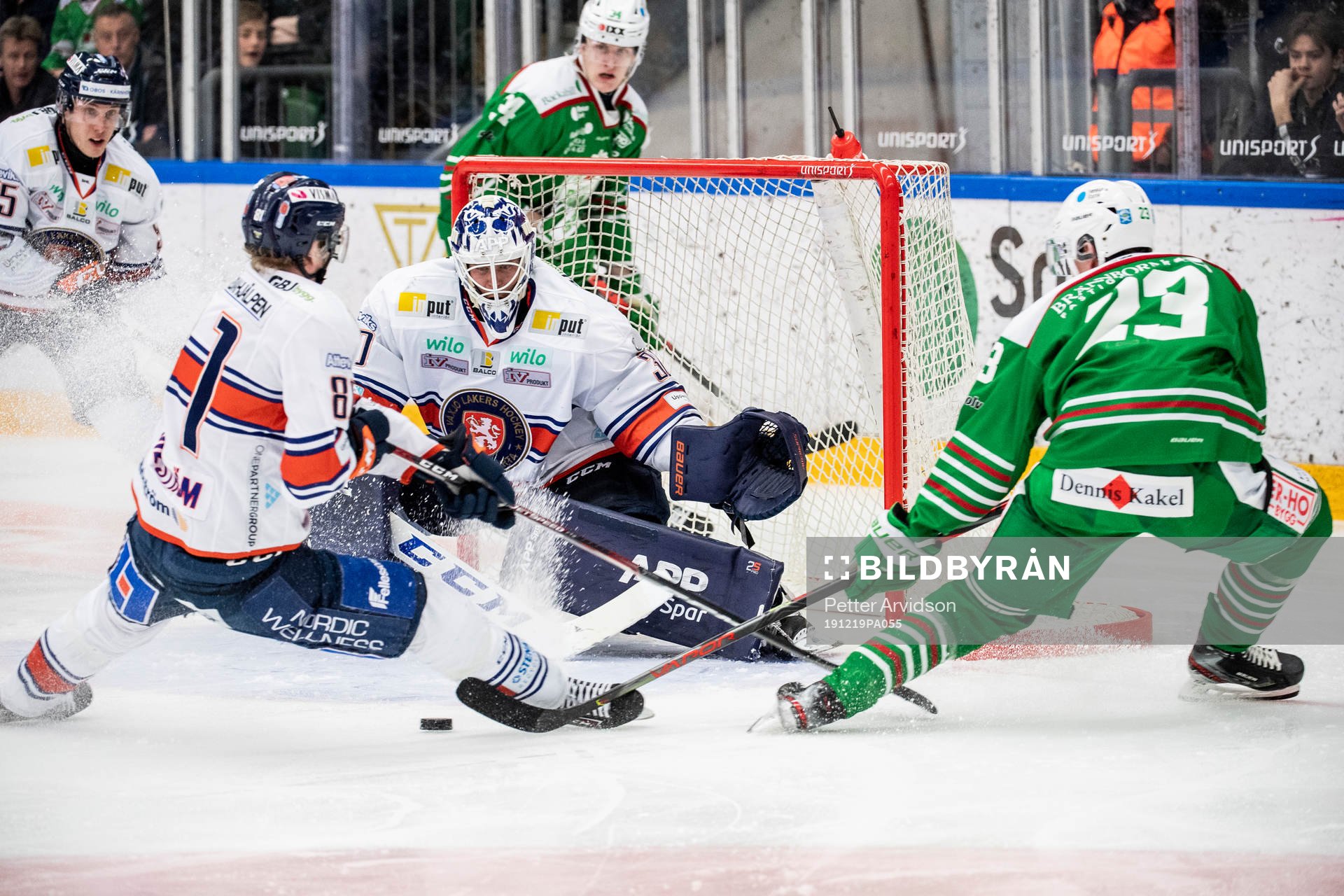 Växjös Fredrik Karlström och målvakt Viktor Fasth mot
