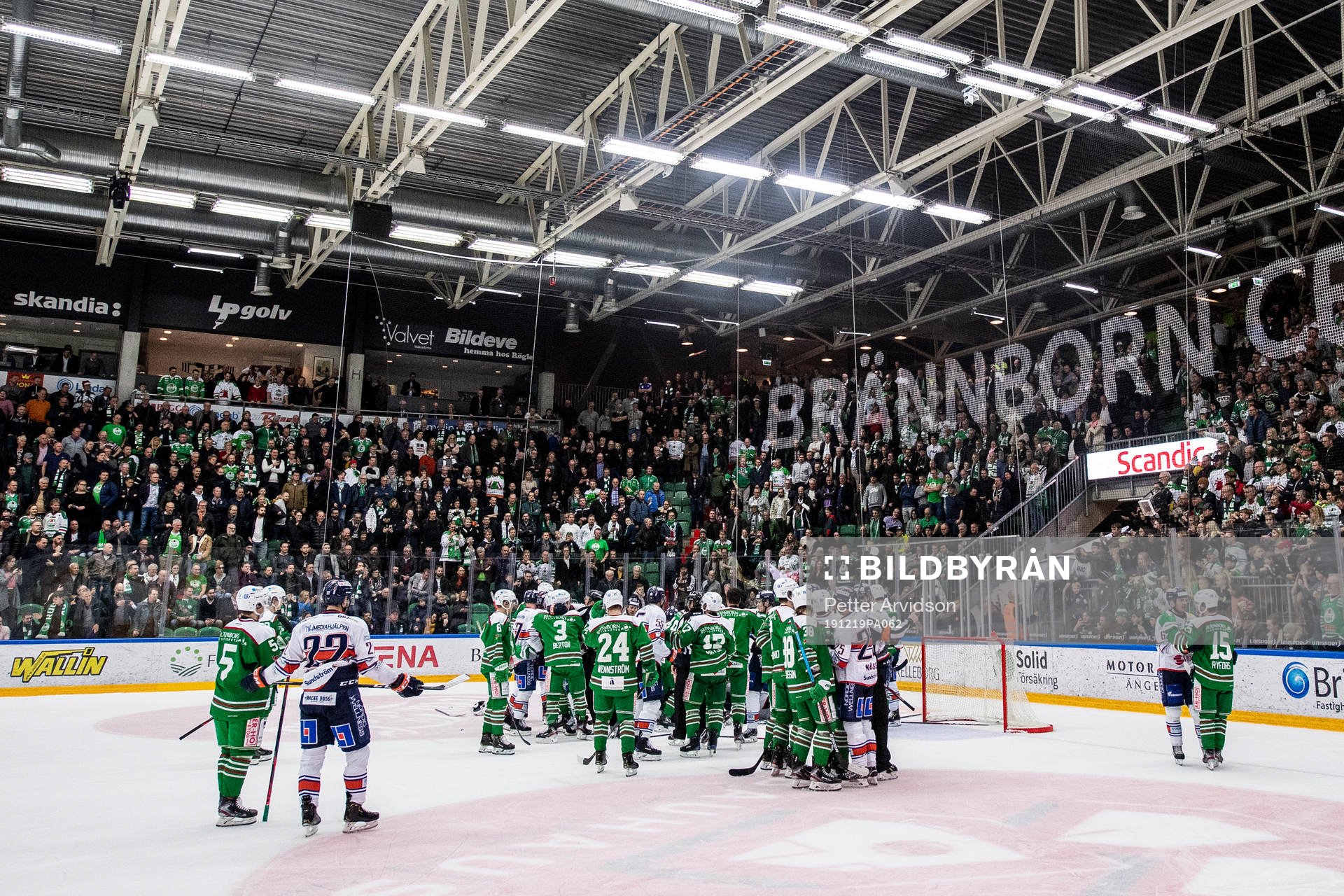 Rögles och Växjös spelare i slagsmål
