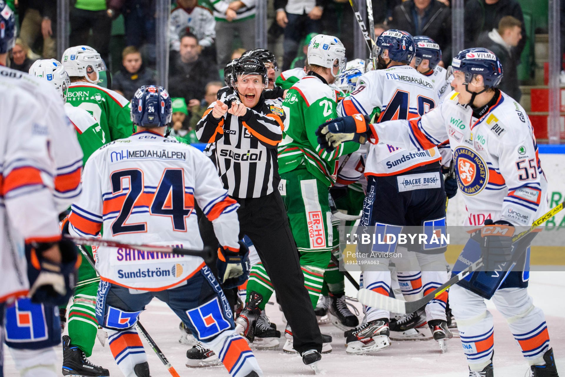 Stort bråk på slutsignal domare Mikael Holm motar bort