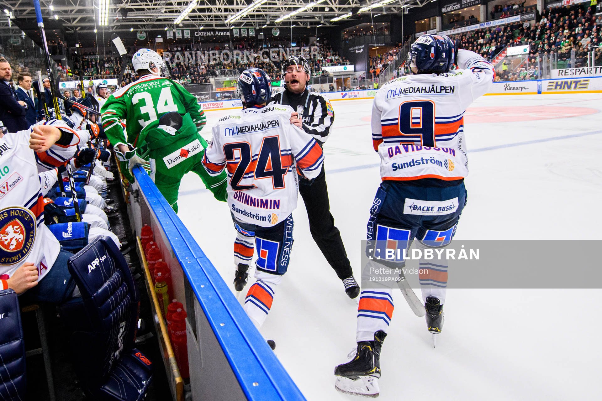 Växjös Brendan Shinnimin tacklar Rögles Adam Edström