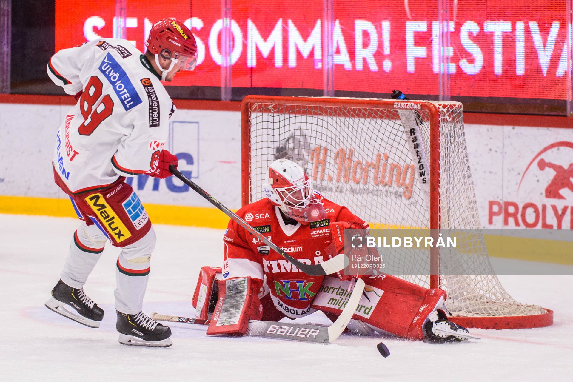 Timrås målvakt Victor Brattström räddar en straff från