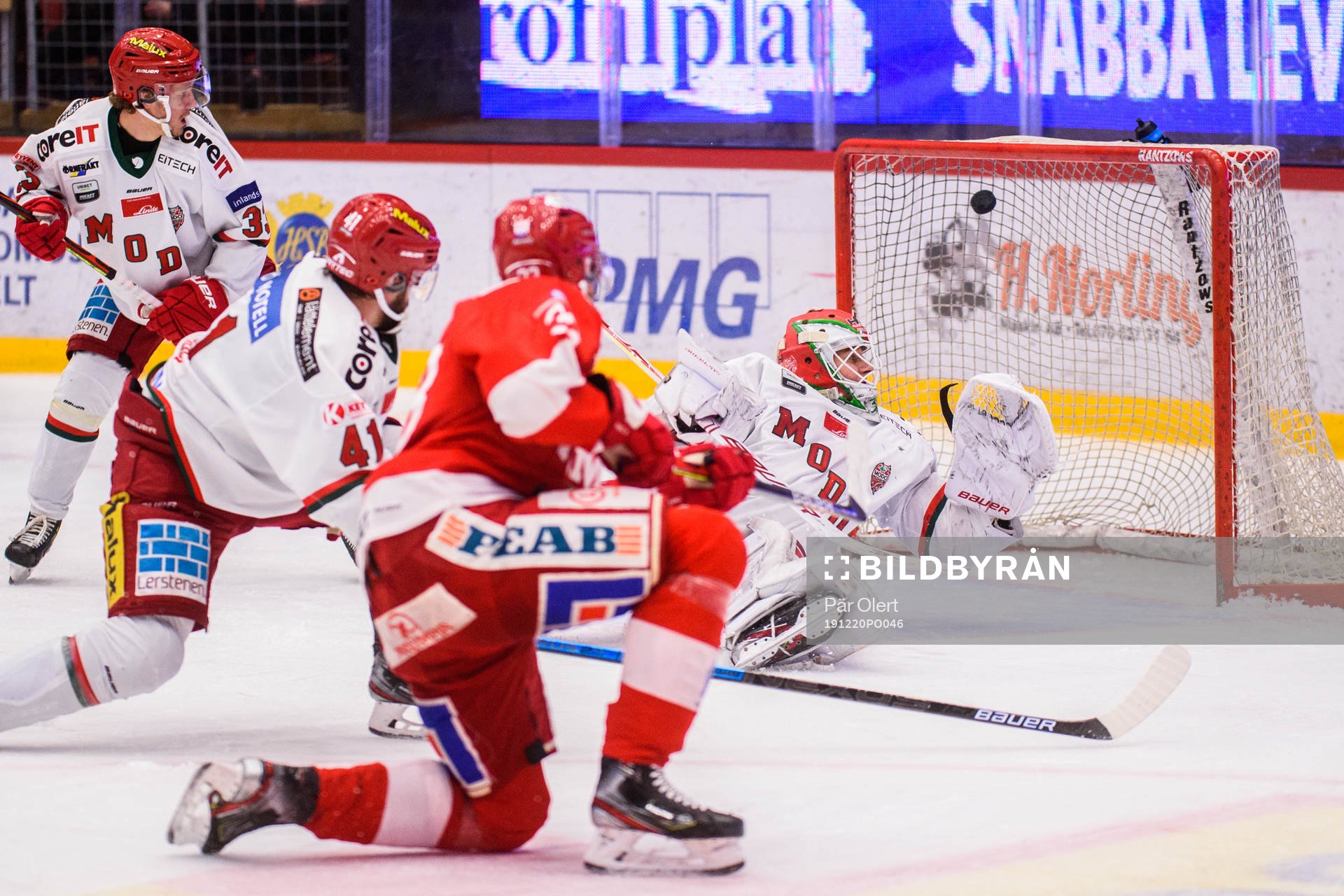Timrås Albin Lundin gör 1-2 bakom Modos målvakt Linus