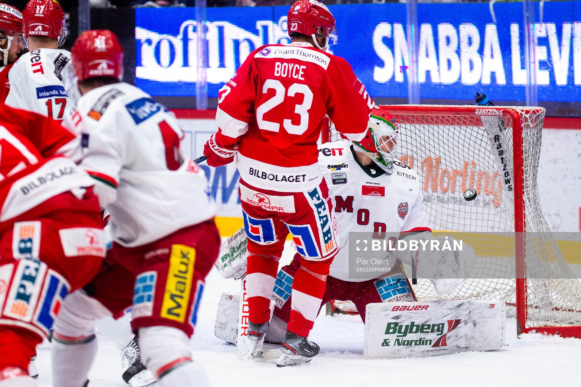 Timrås Filip Lander gör 2-2 bakom Modos målvakt Linus