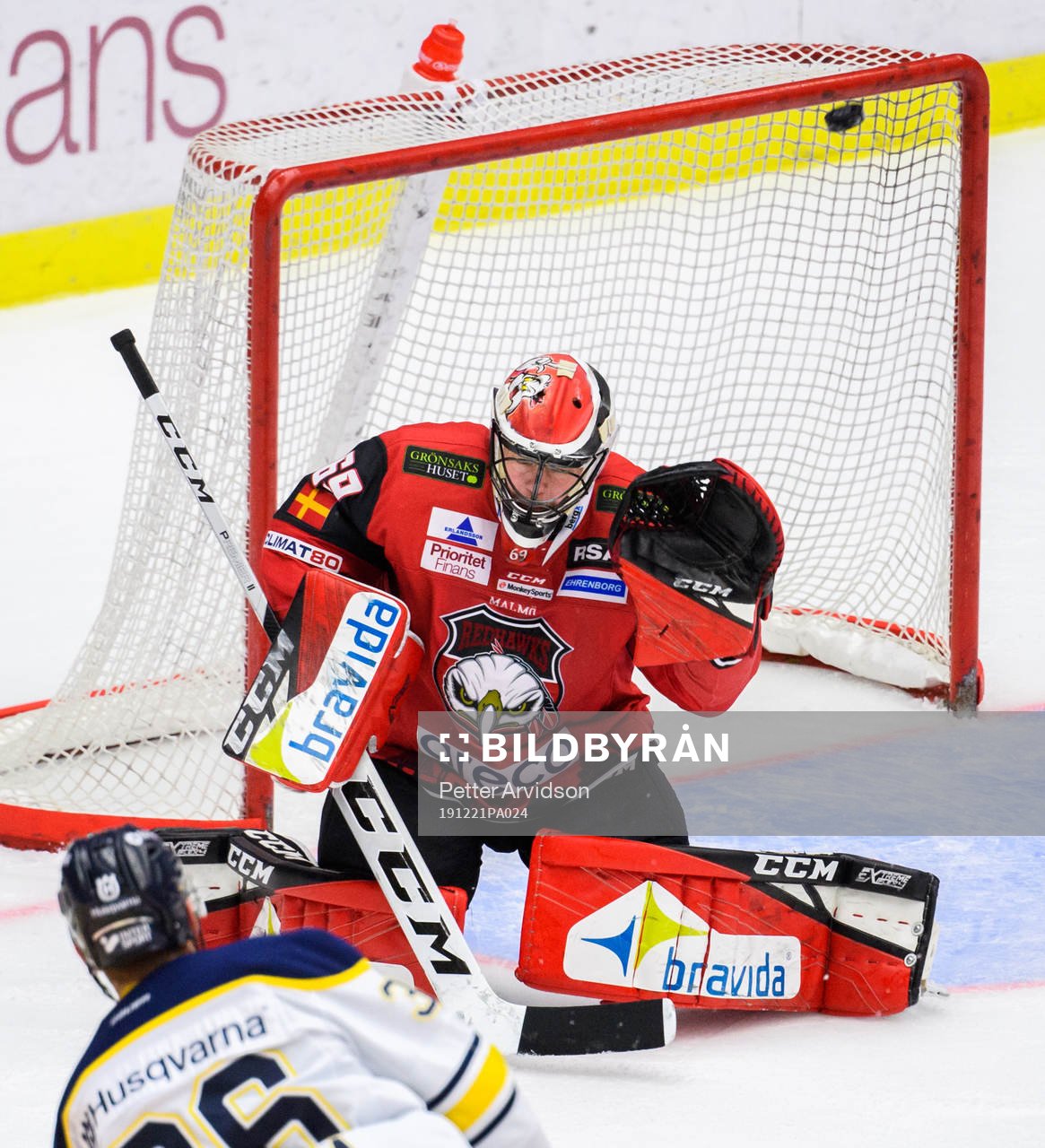 s Anthony Camara skjuter mot Malmö Redhawks målvakt Oscar